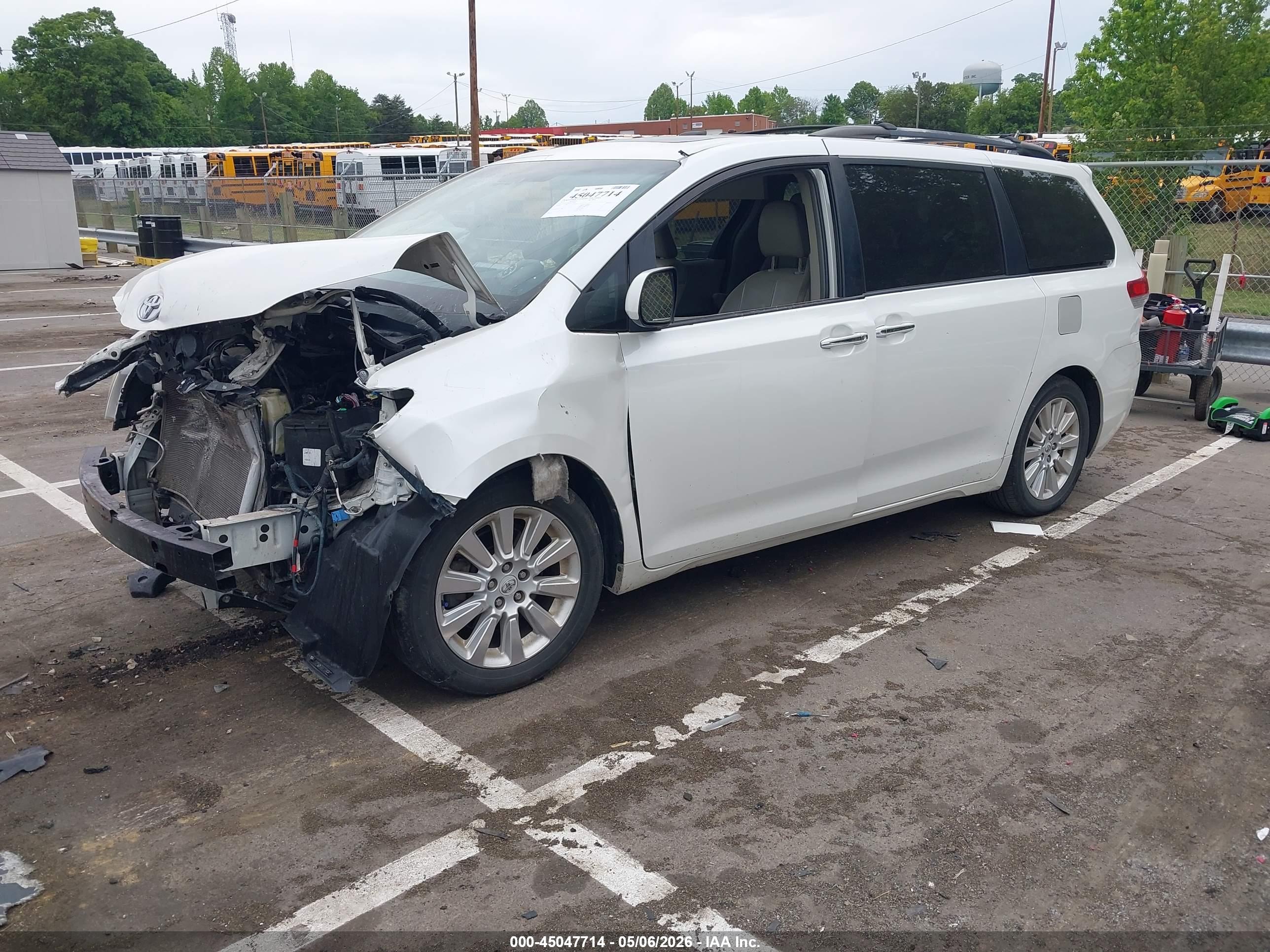 TOYOTA SIENNA image 2