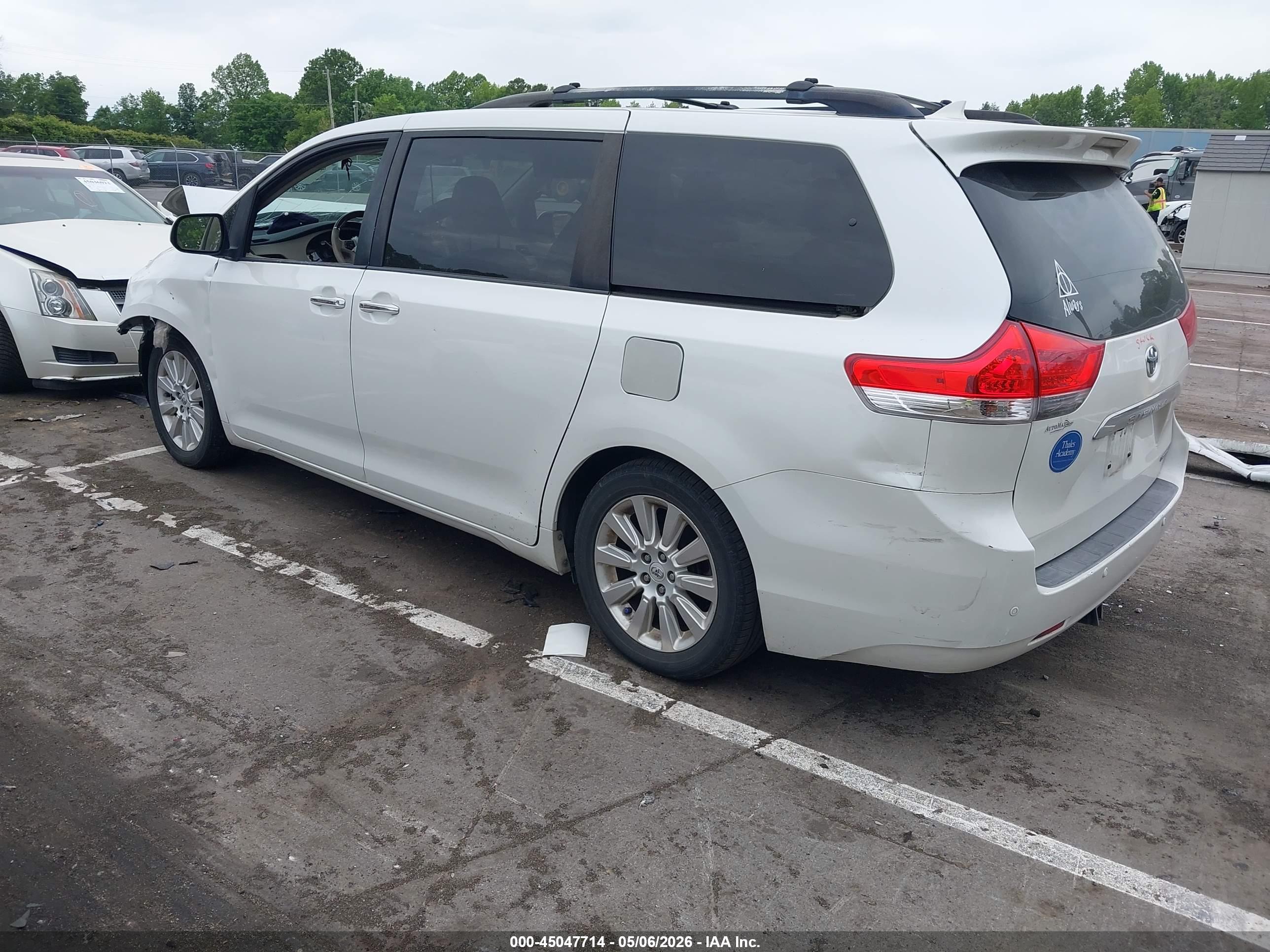 TOYOTA SIENNA image 3