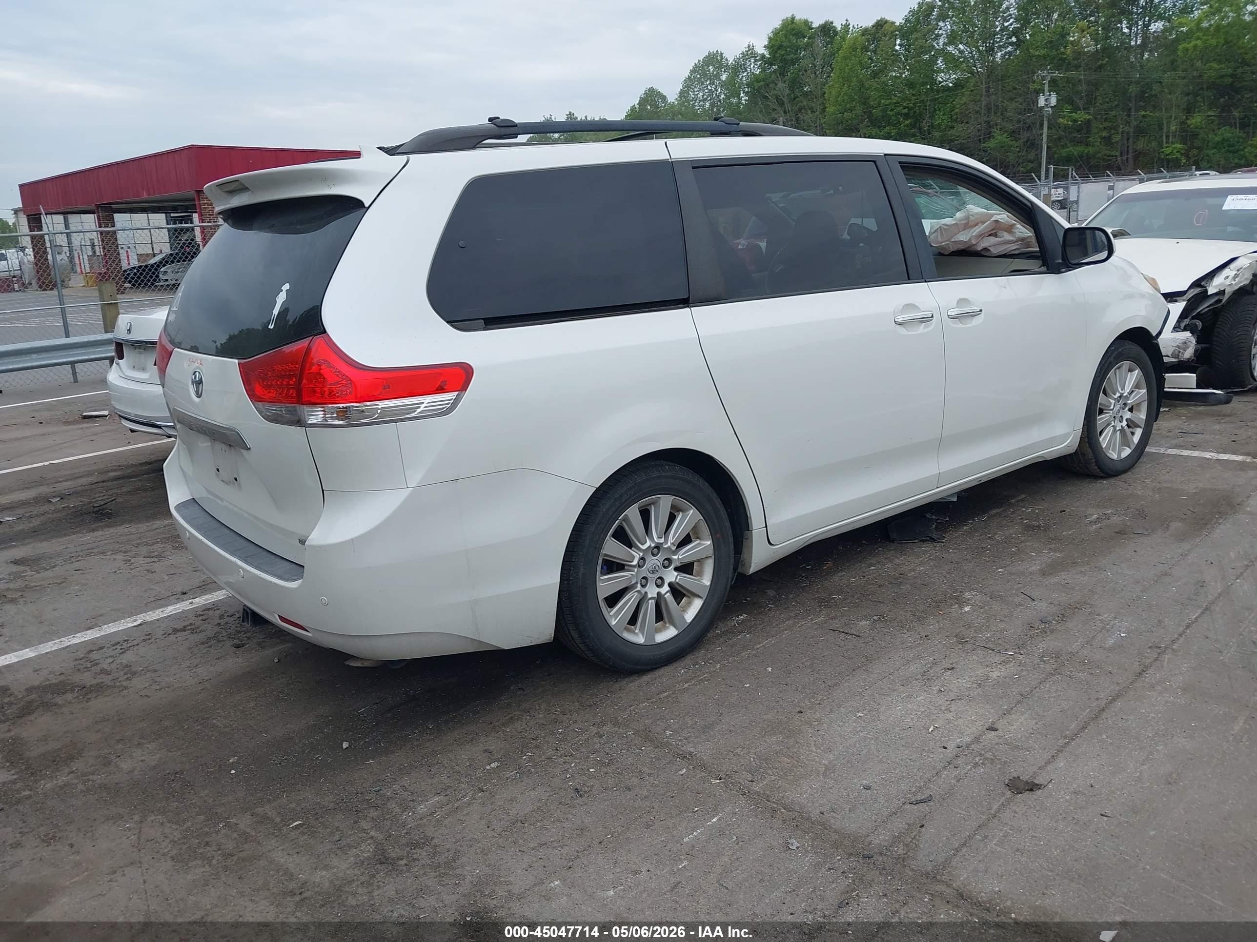 TOYOTA SIENNA image 4