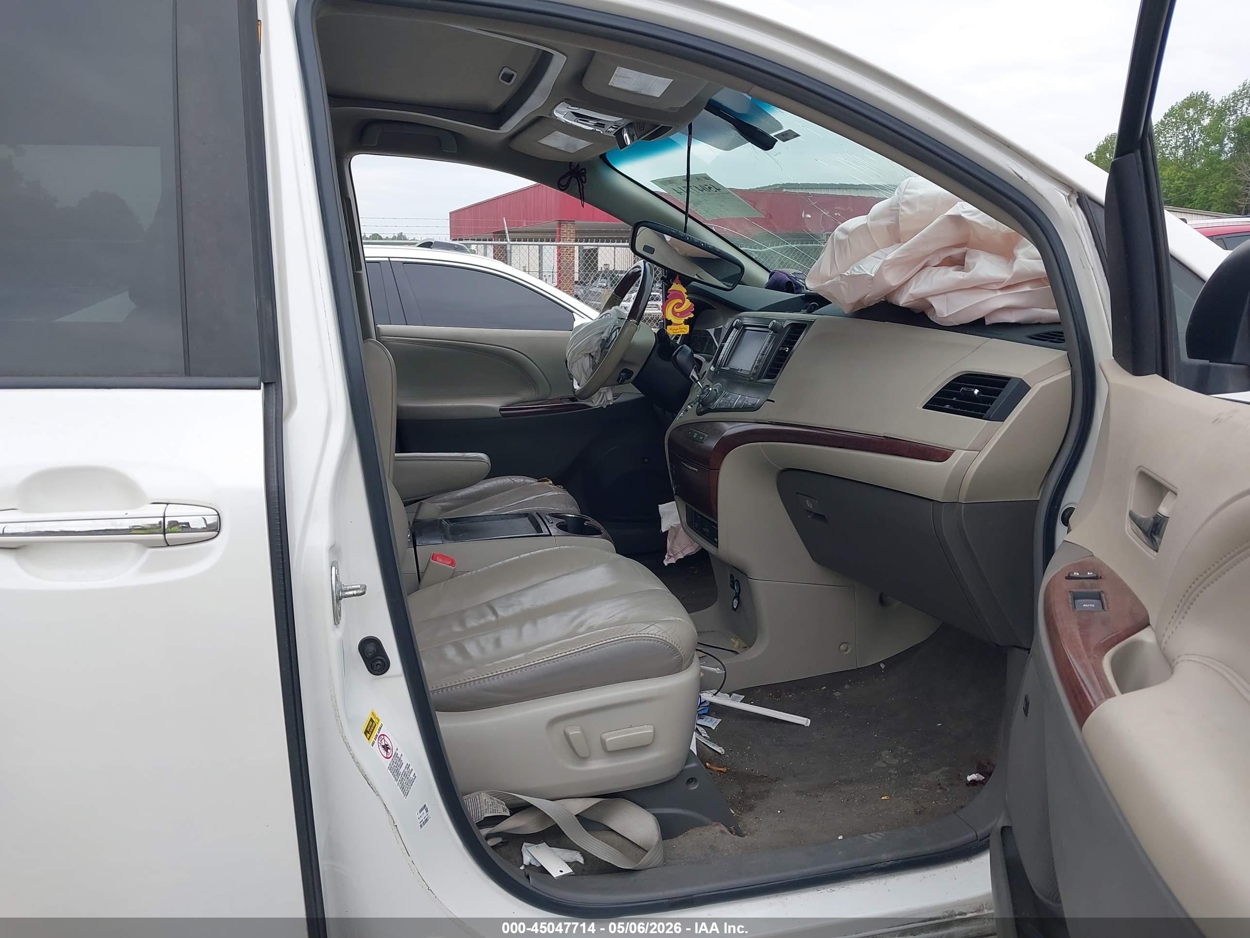 TOYOTA SIENNA image 5
