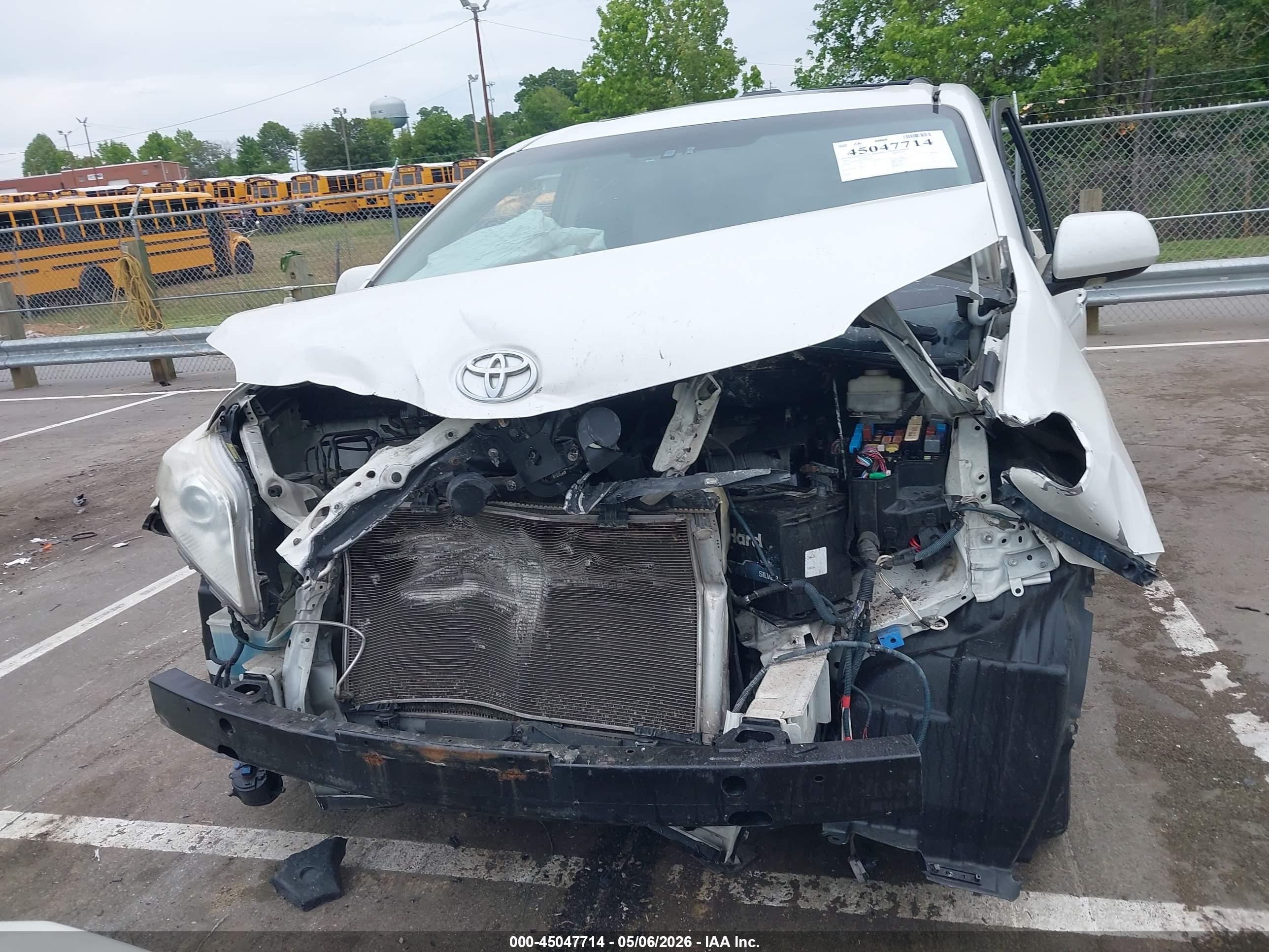 TOYOTA SIENNA image 6