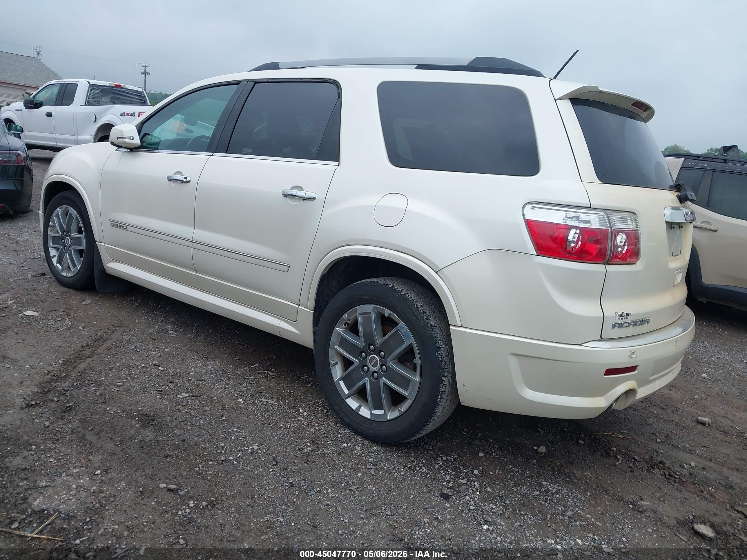 GMC ACADIA image 3