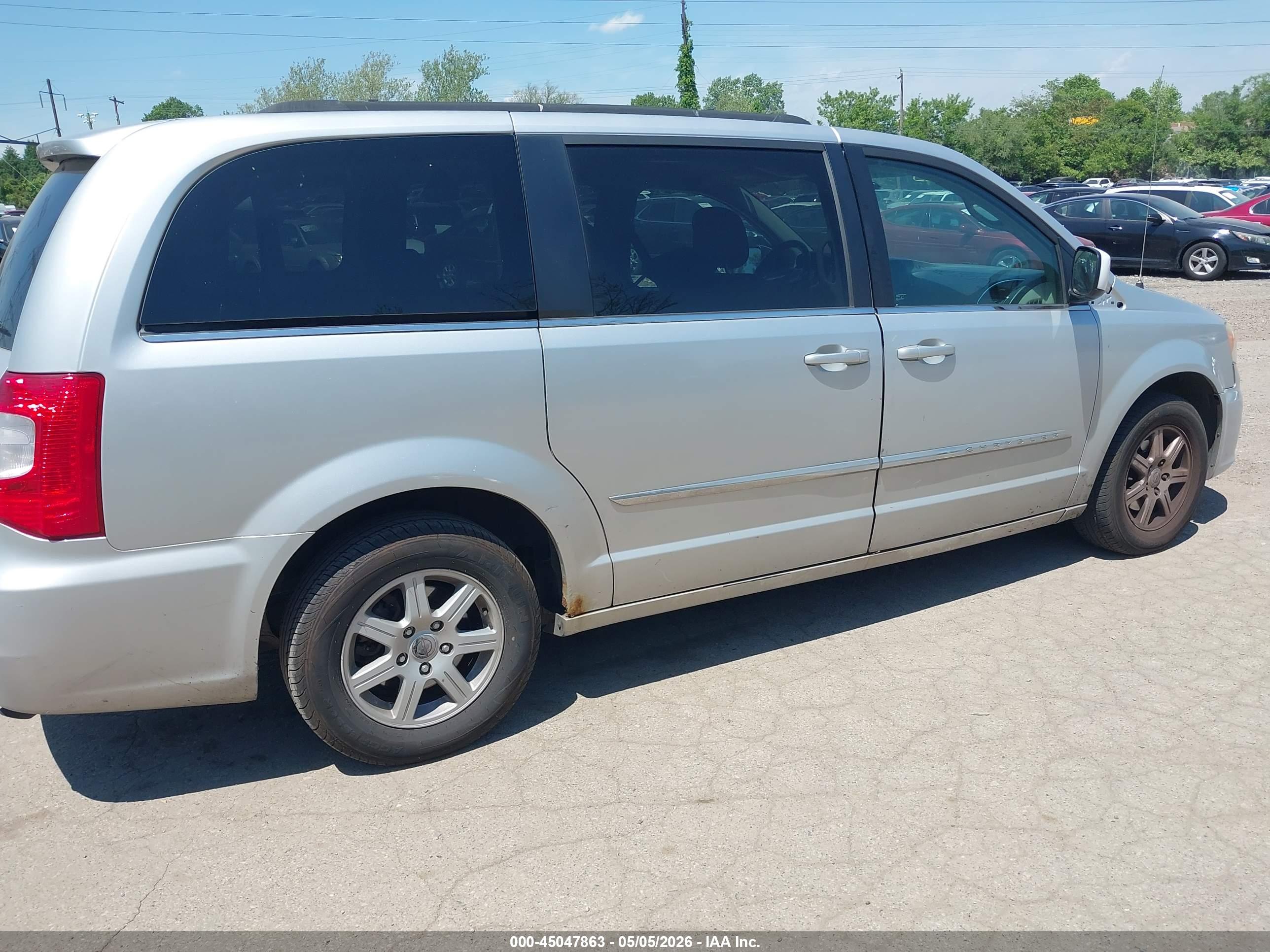 CHRYSLER TOWN image 4