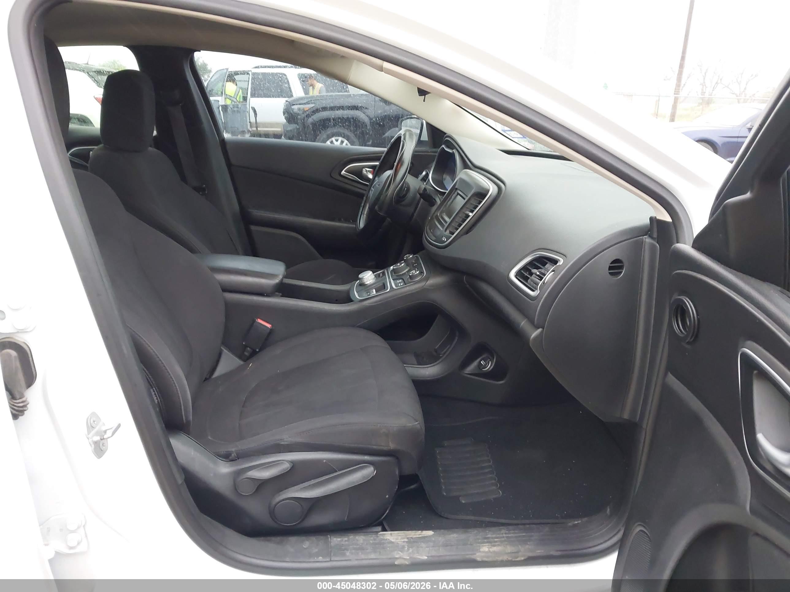 CHRYSLER 200 image 5