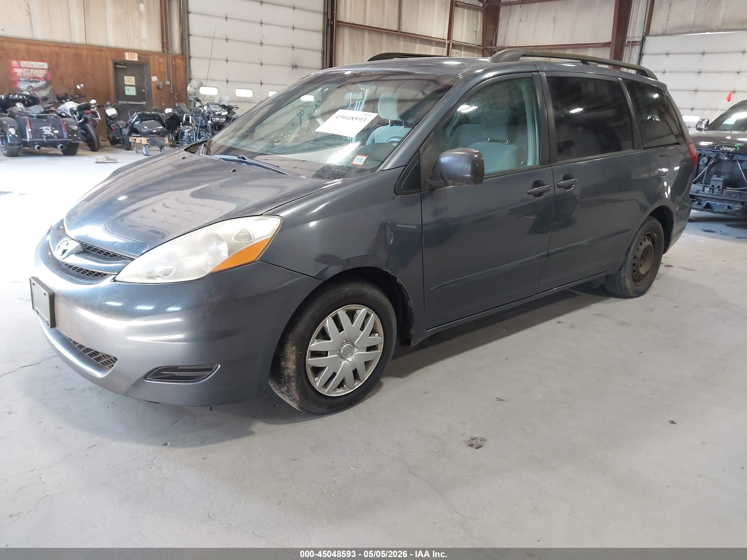 TOYOTA SIENNA image 2