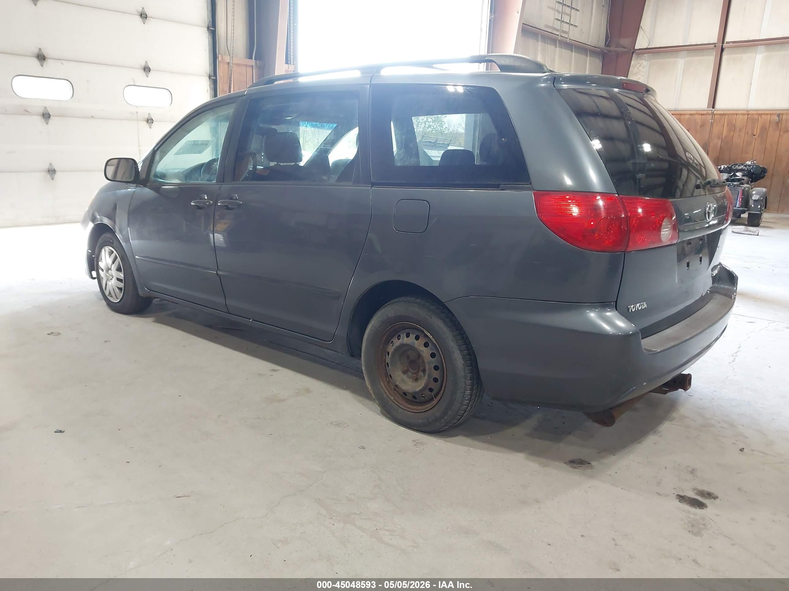TOYOTA SIENNA image 3