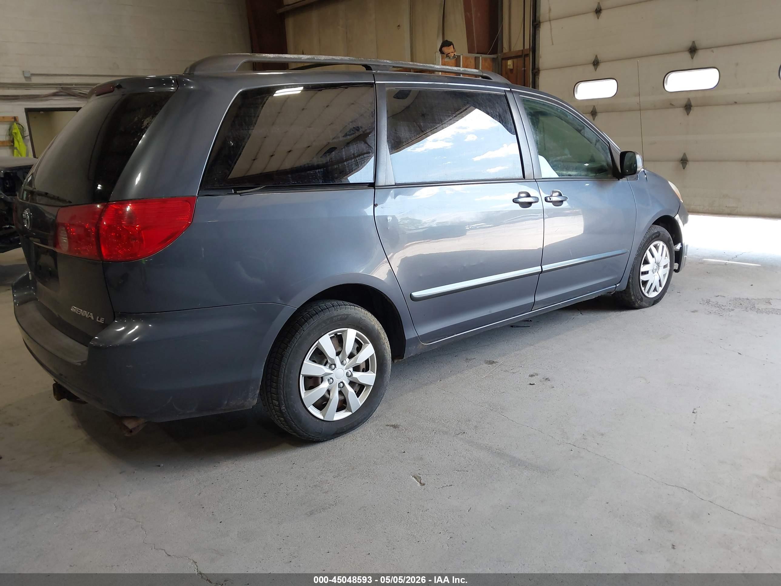 TOYOTA SIENNA image 4