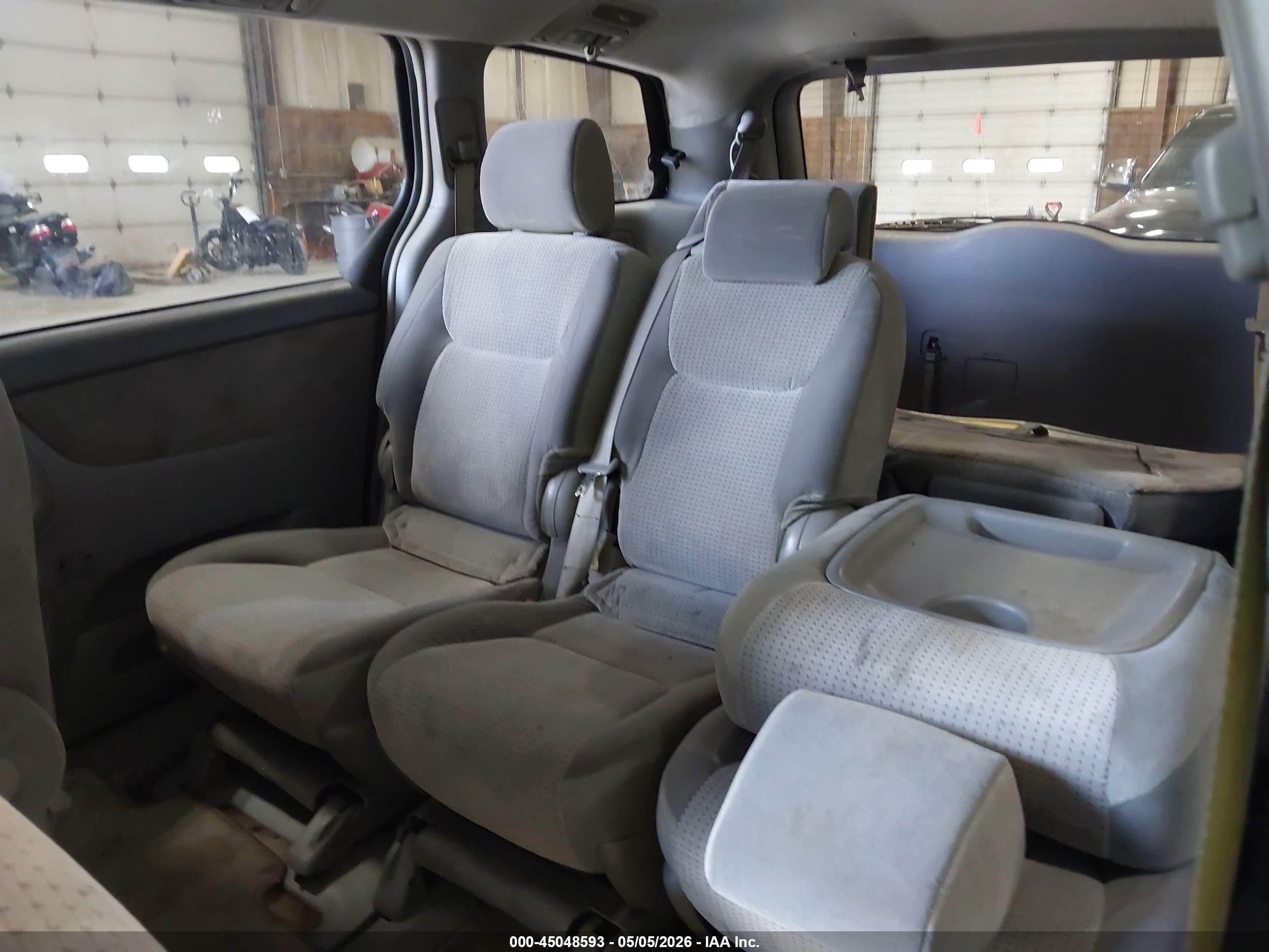 TOYOTA SIENNA image 6