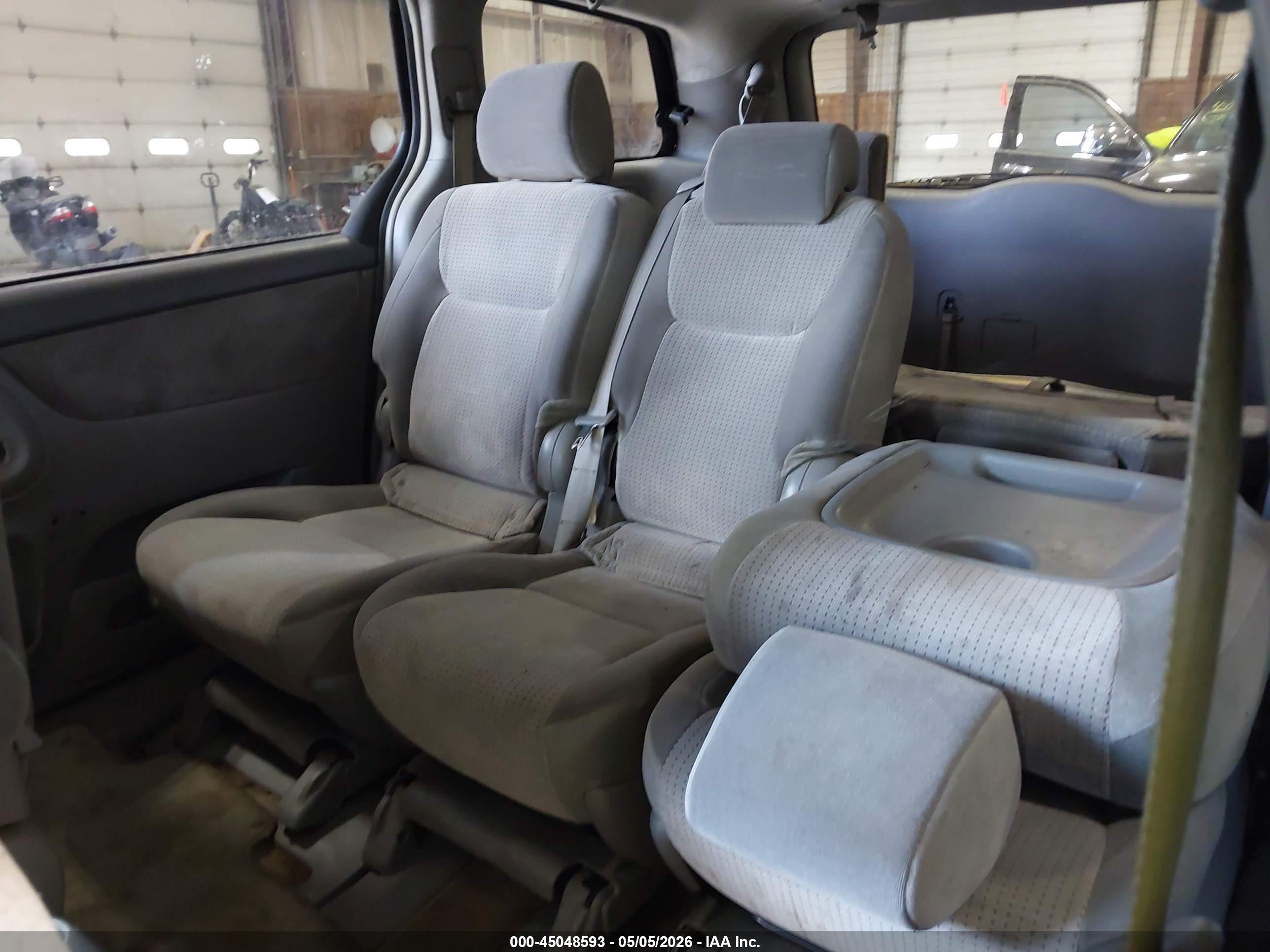 TOYOTA SIENNA image 8
