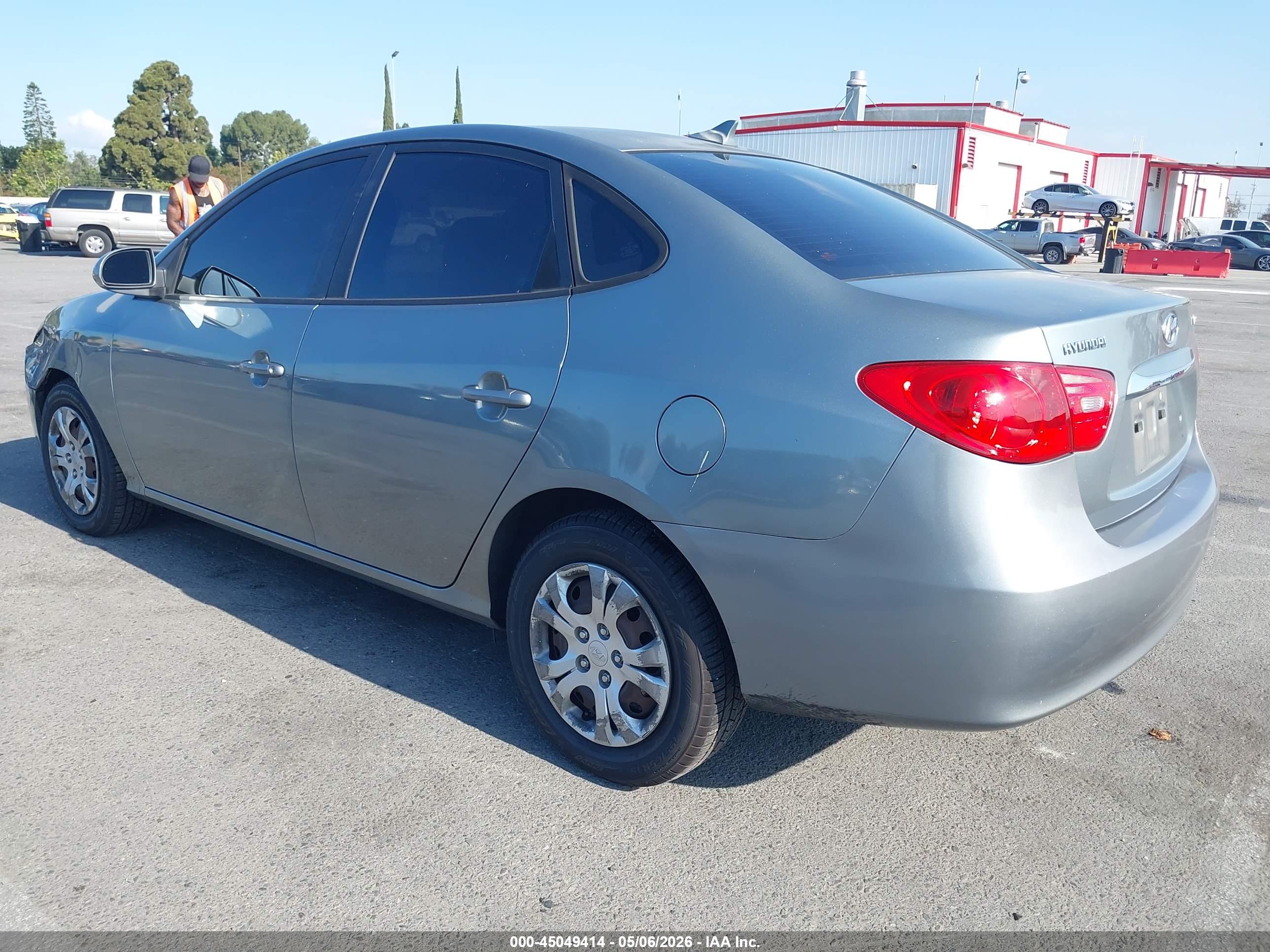 HYUNDAI ELANTRA image 3
