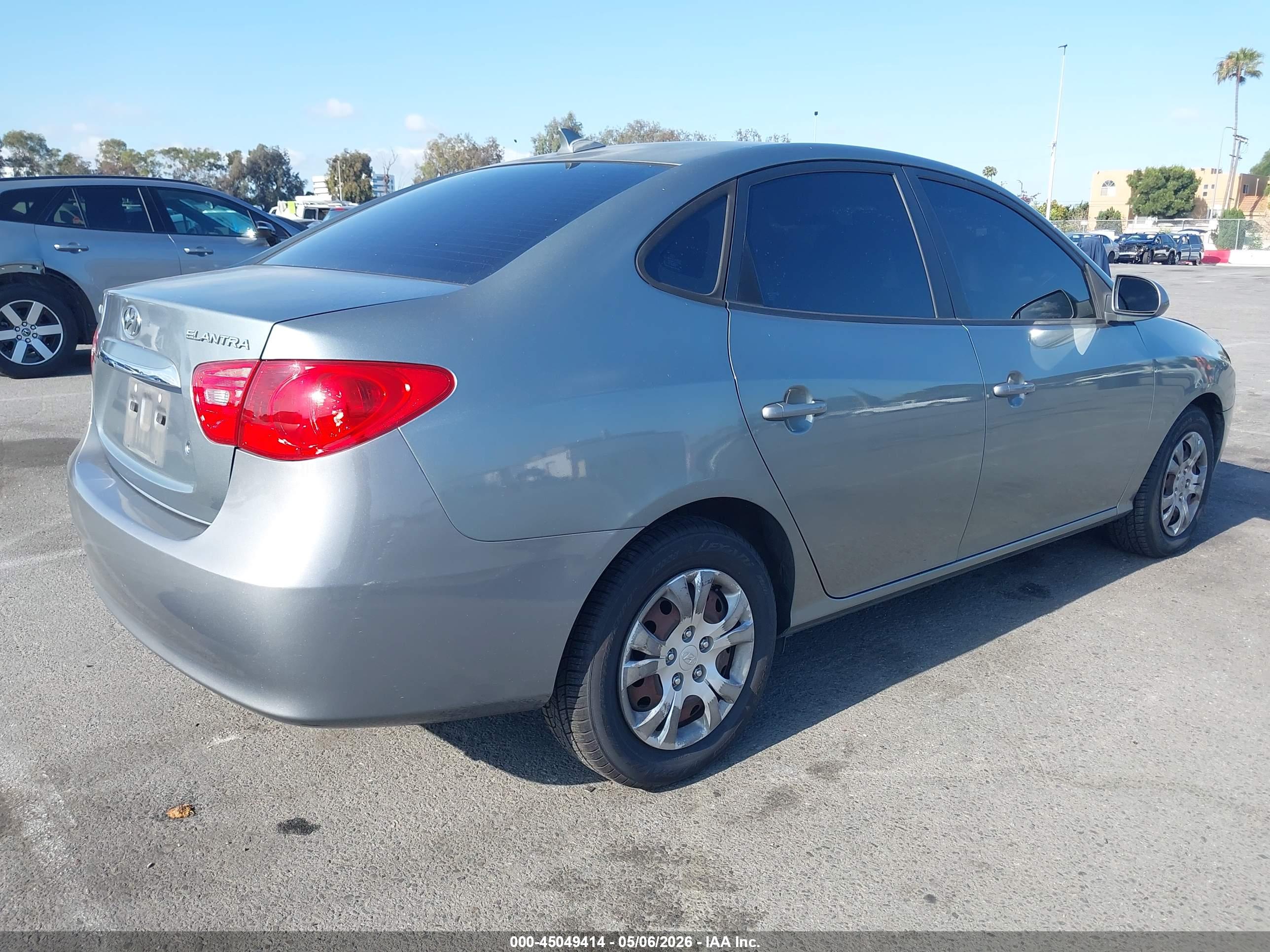 HYUNDAI ELANTRA image 4