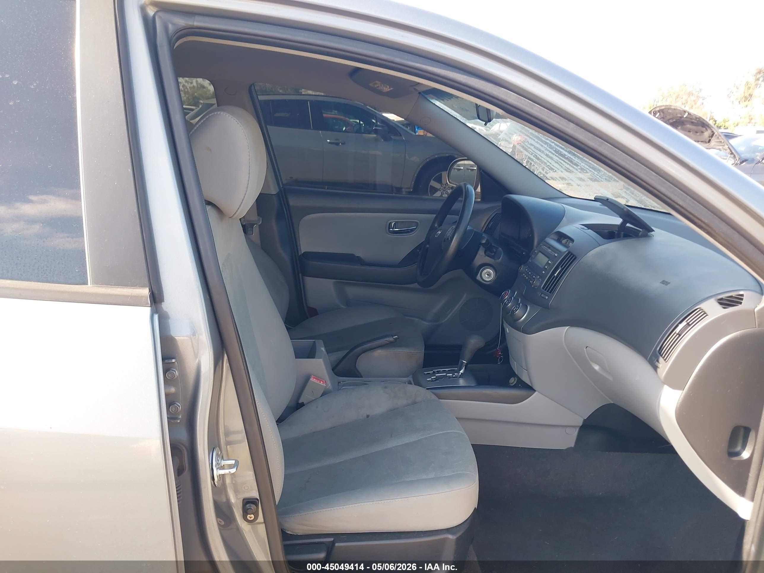 HYUNDAI ELANTRA image 5