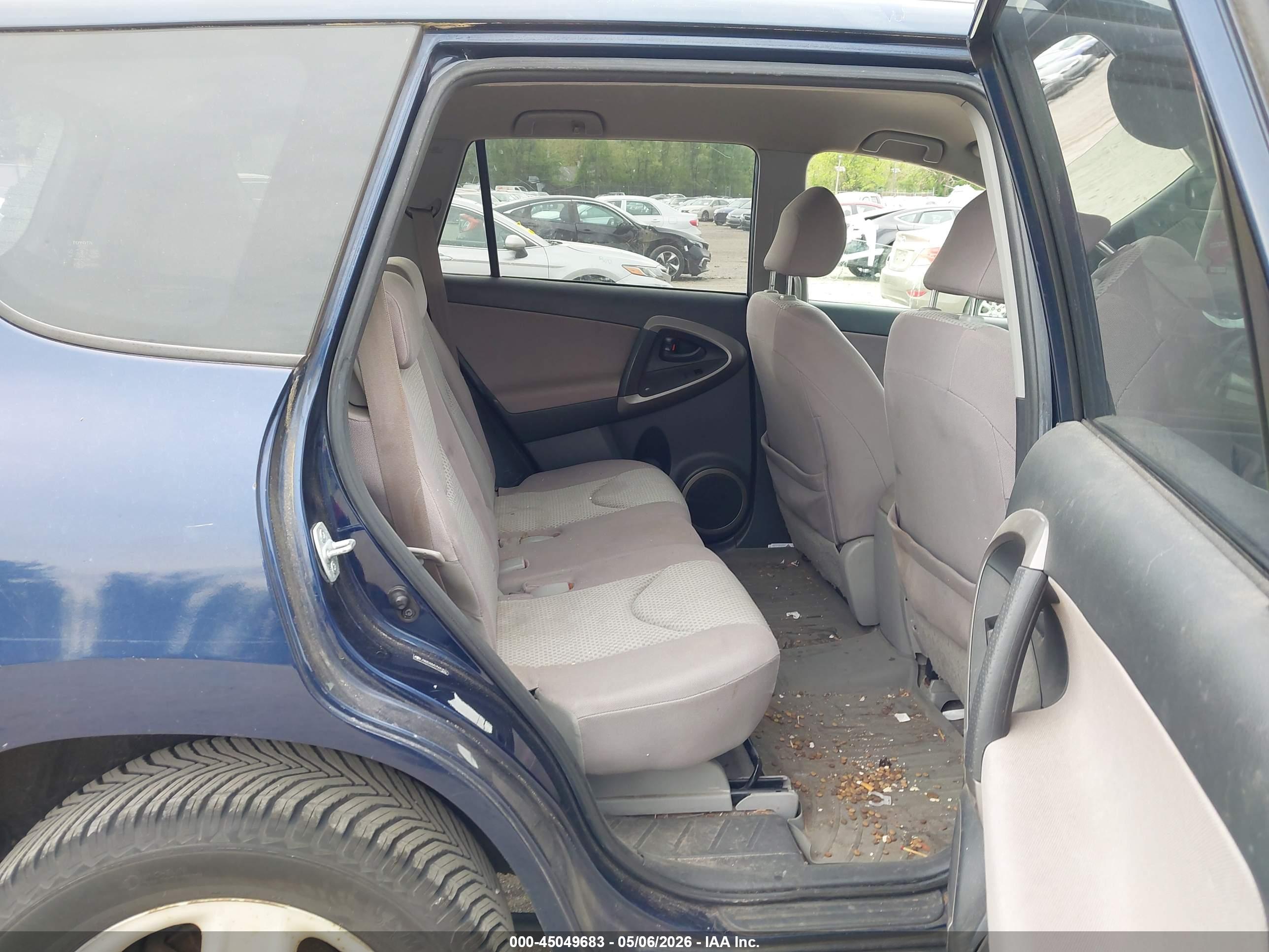 TOYOTA RAV4 image 8