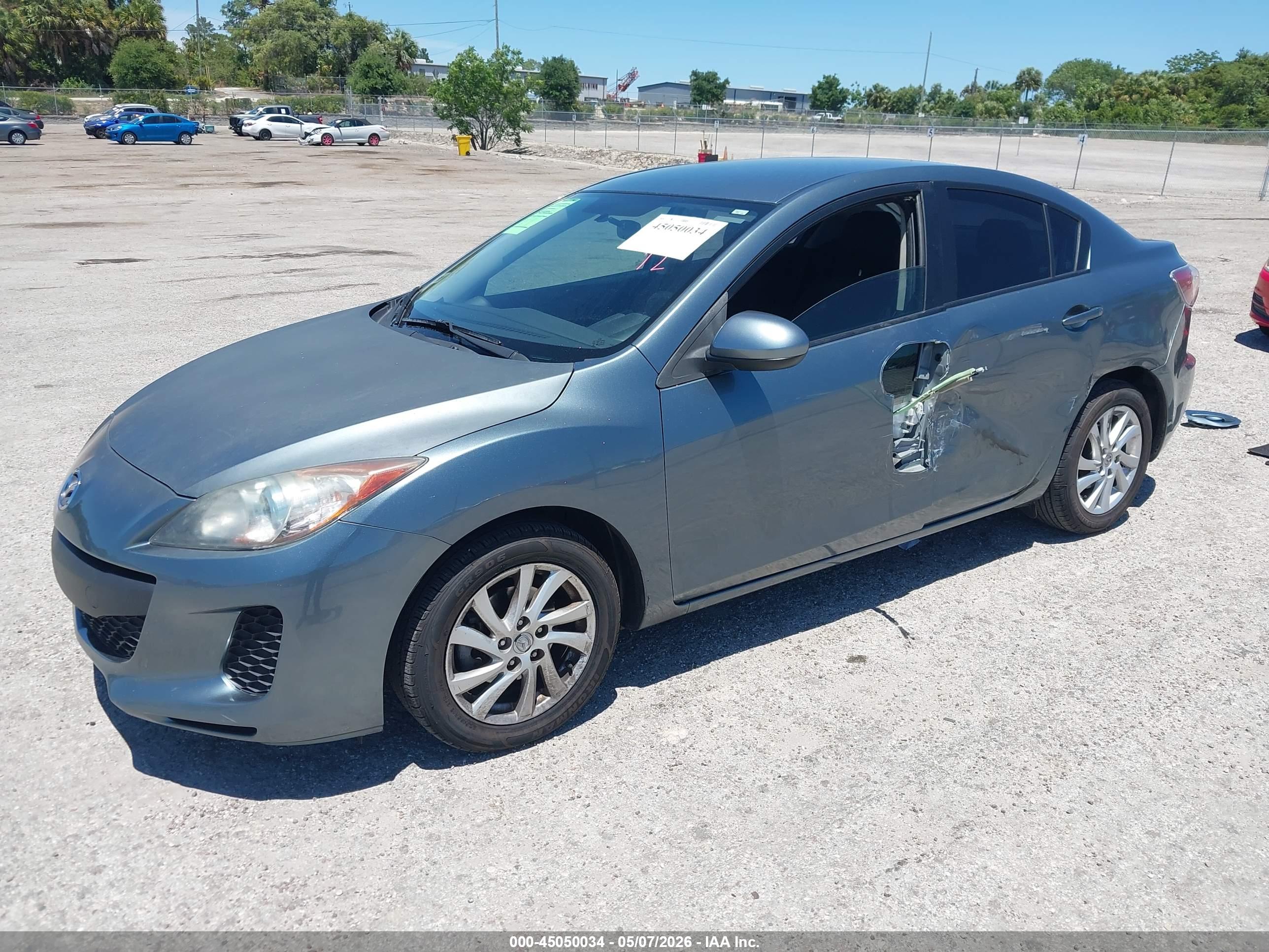 MAZDA MAZDA3 image 2
