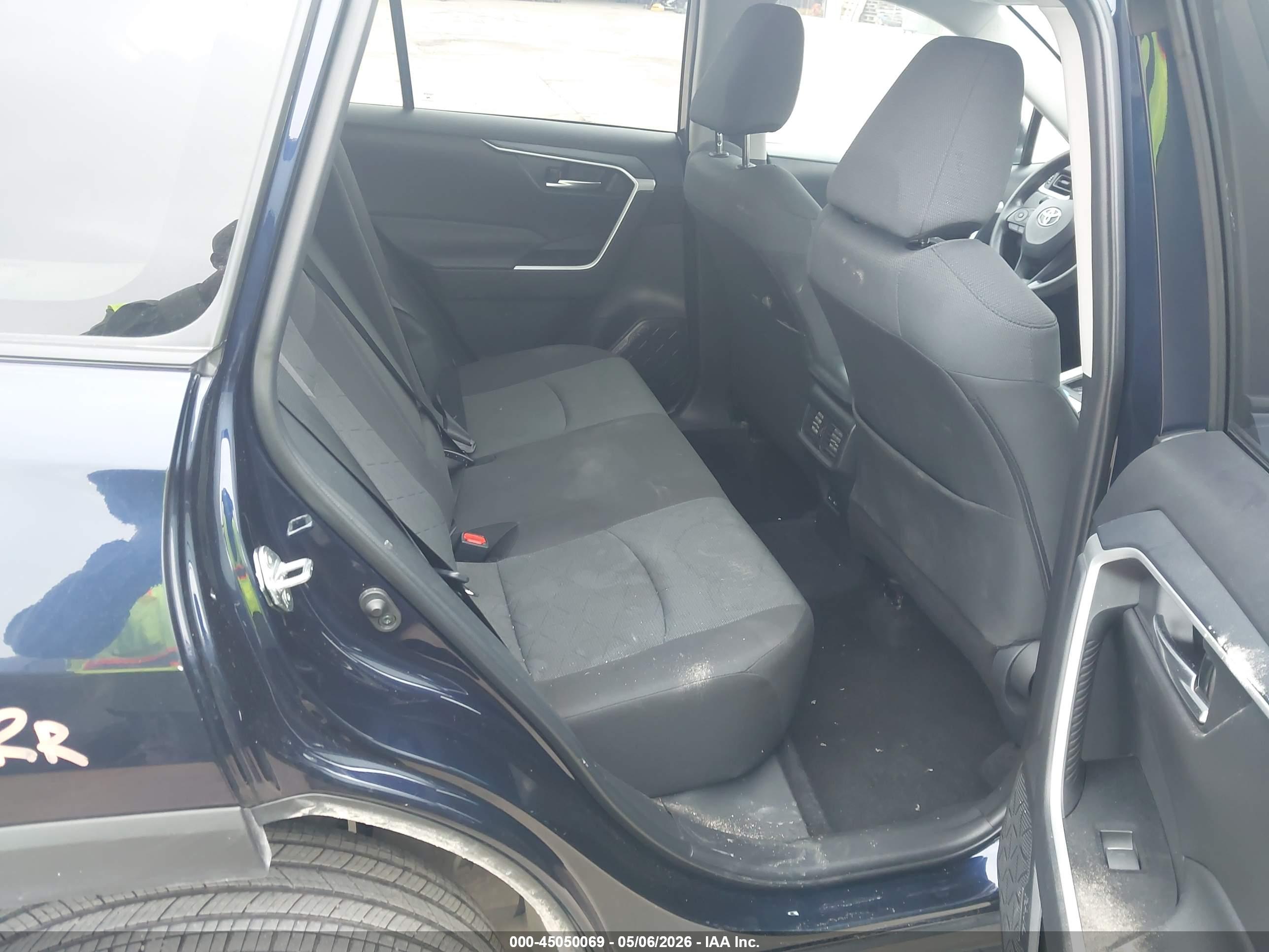 TOYOTA RAV4 image 8