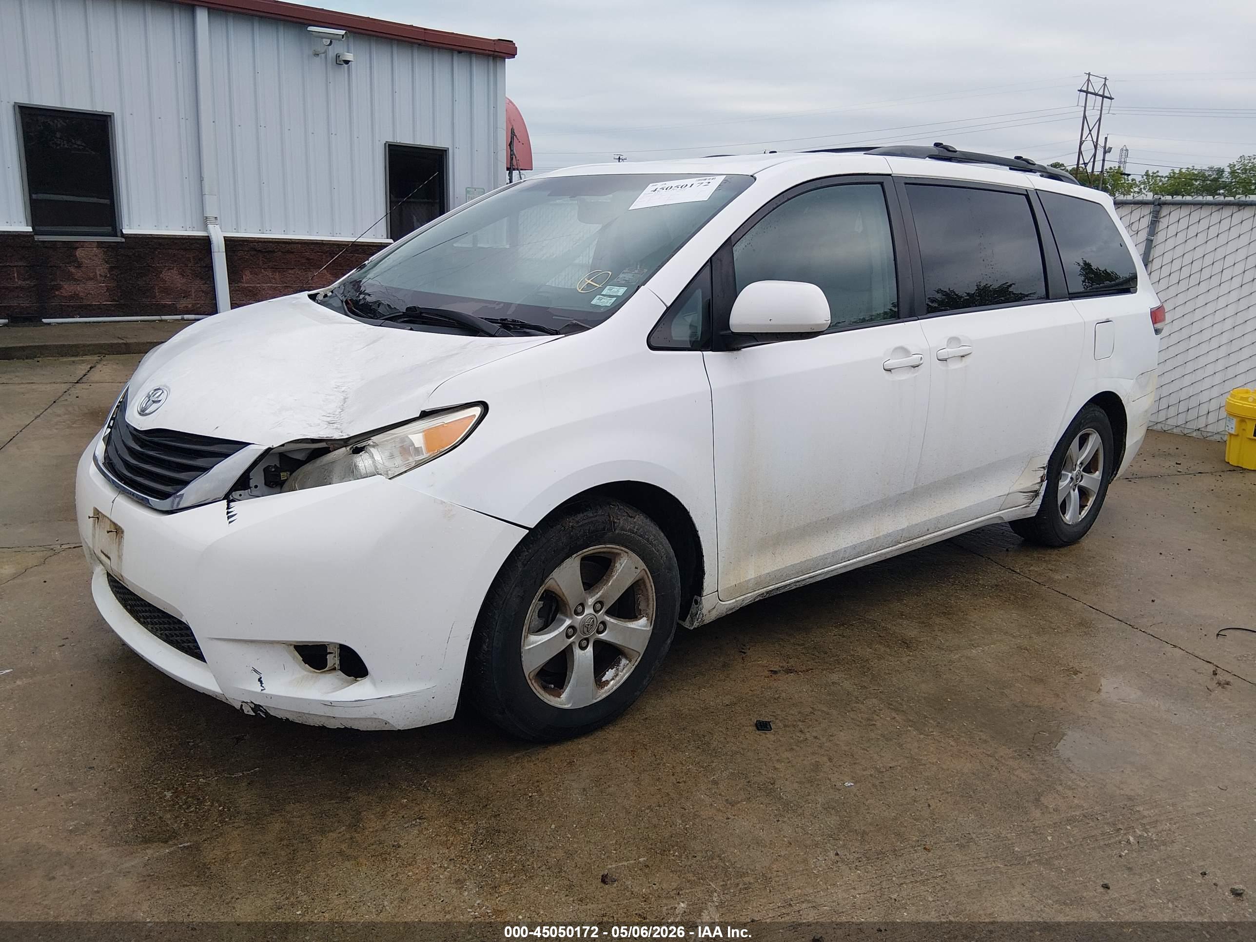 TOYOTA SIENNA image 2