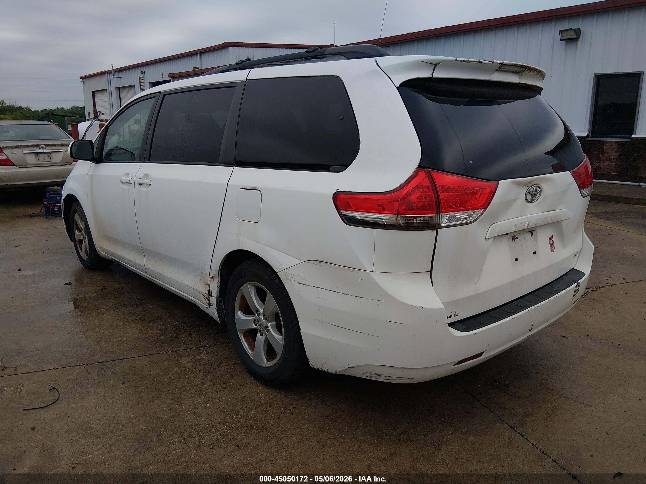 TOYOTA SIENNA image 3