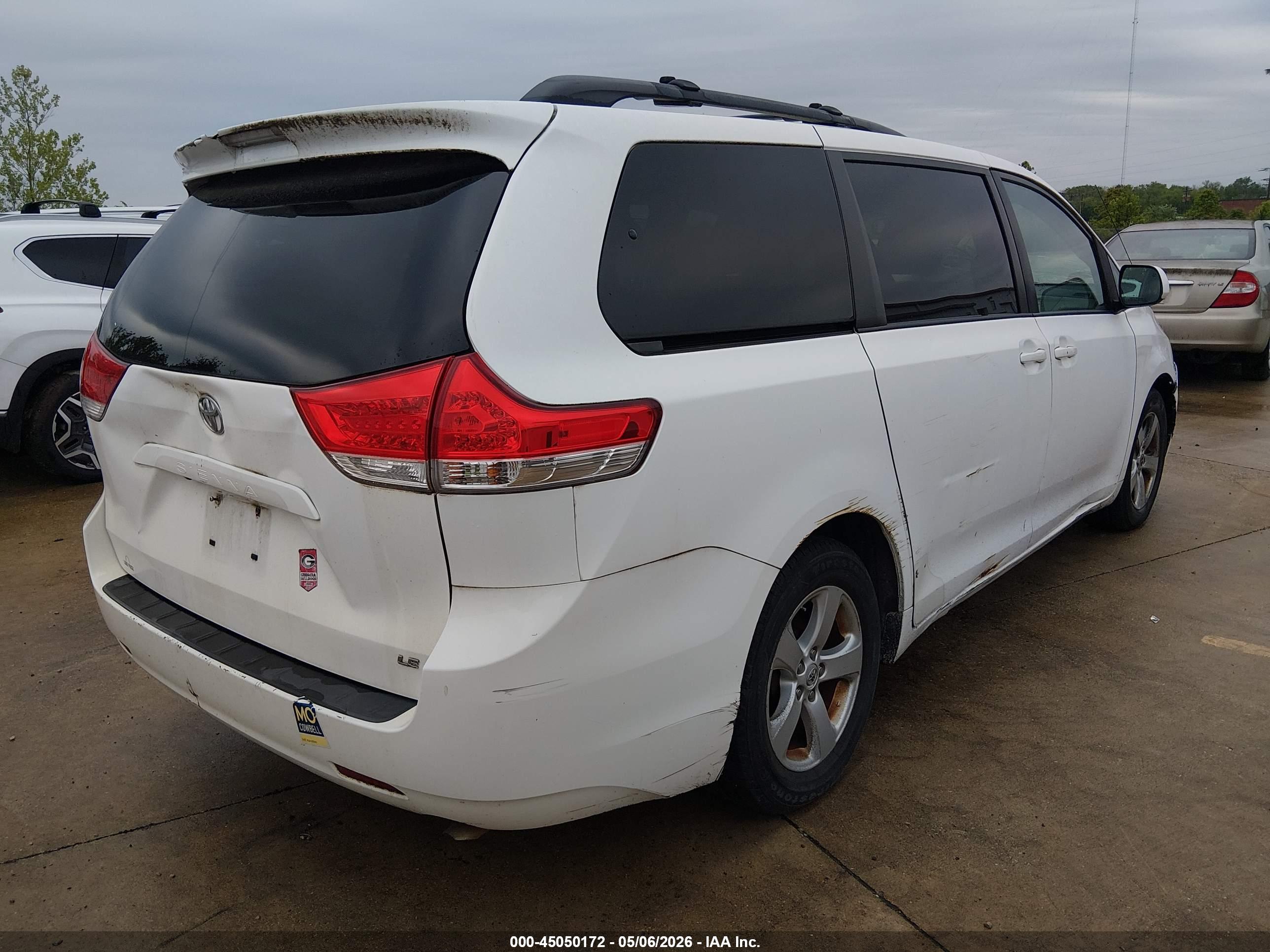 TOYOTA SIENNA image 4