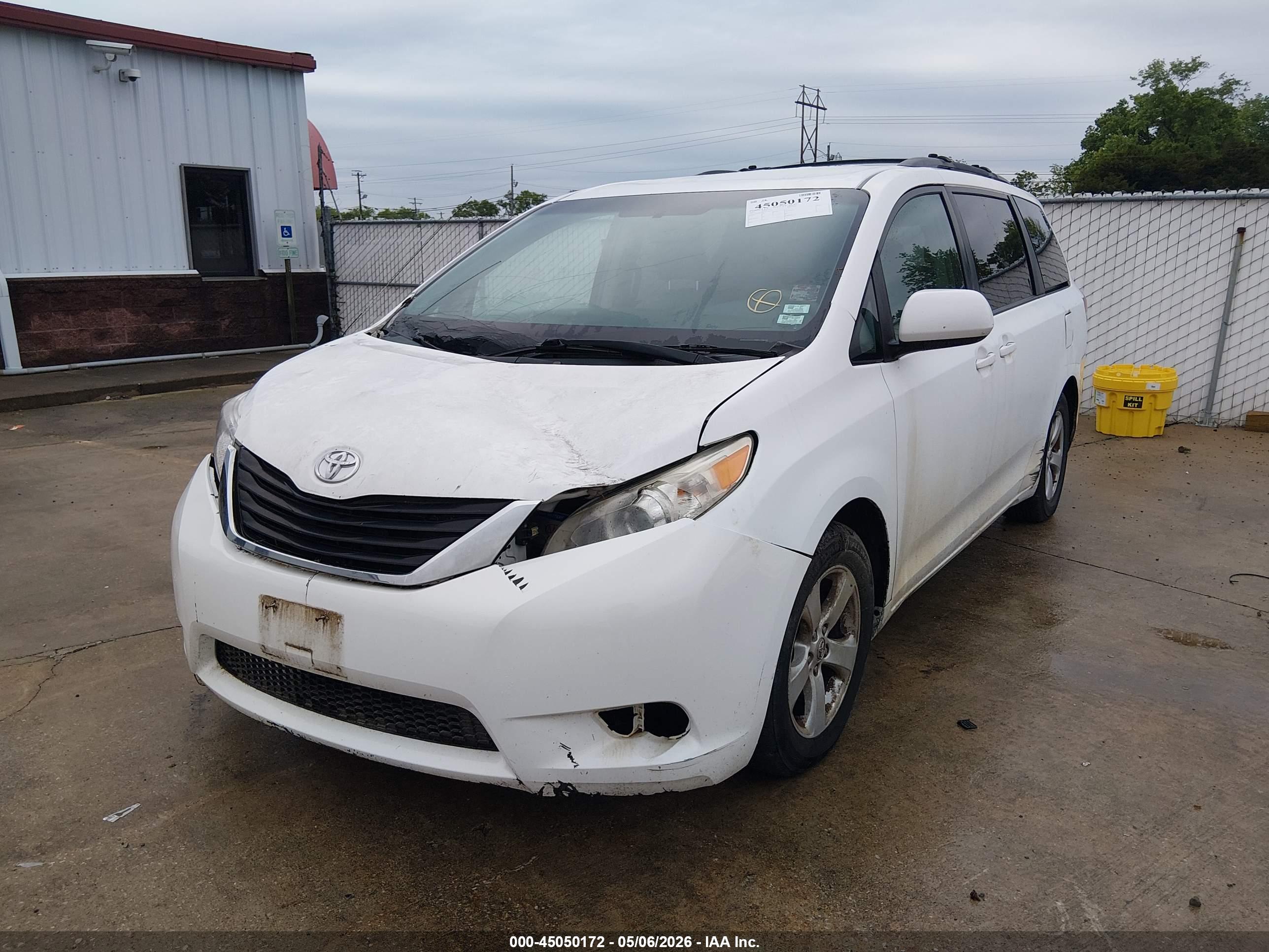 TOYOTA SIENNA image 6