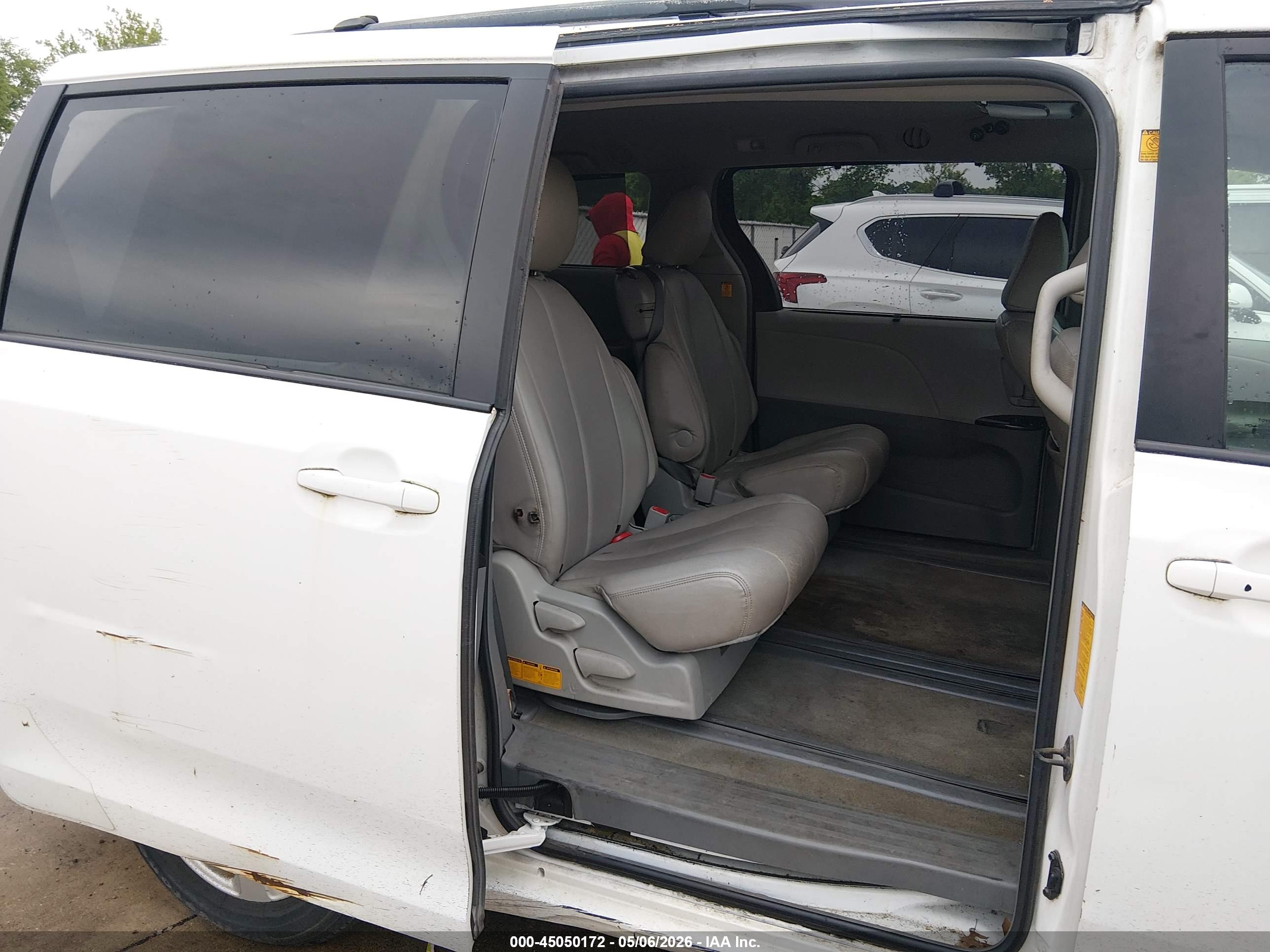 TOYOTA SIENNA image 8
