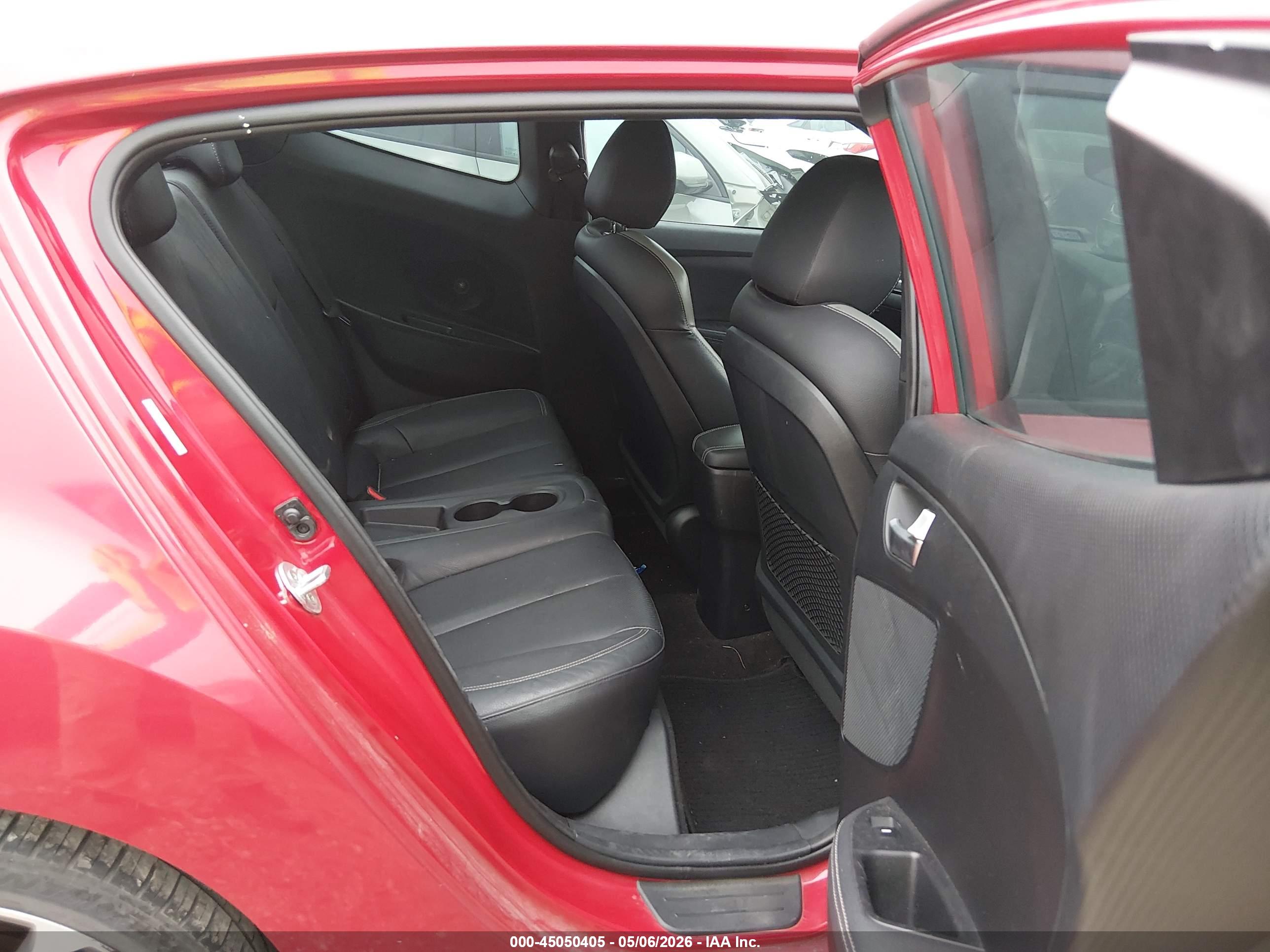 HYUNDAI VELOSTER image 8