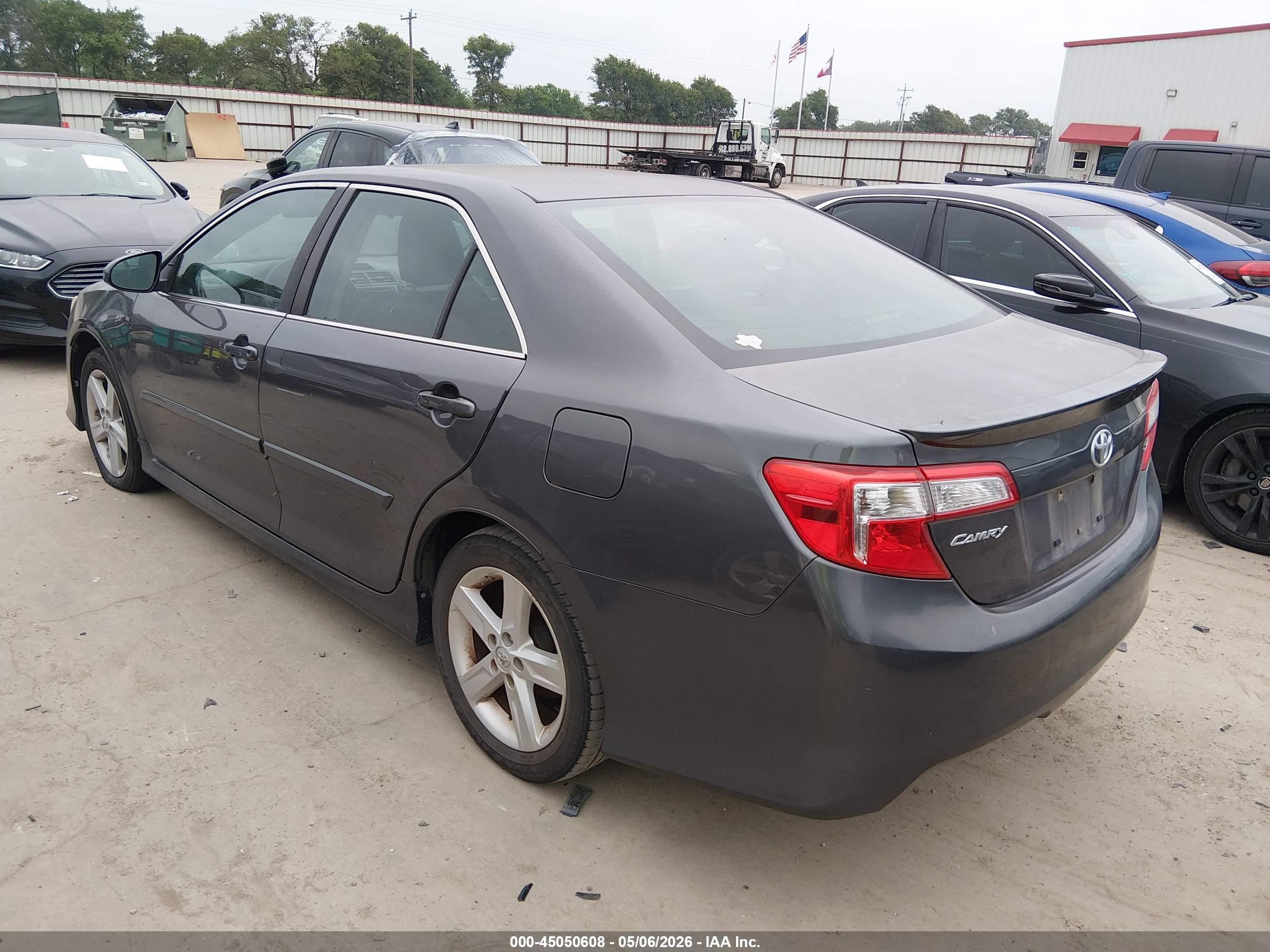 TOYOTA CAMRY image 3