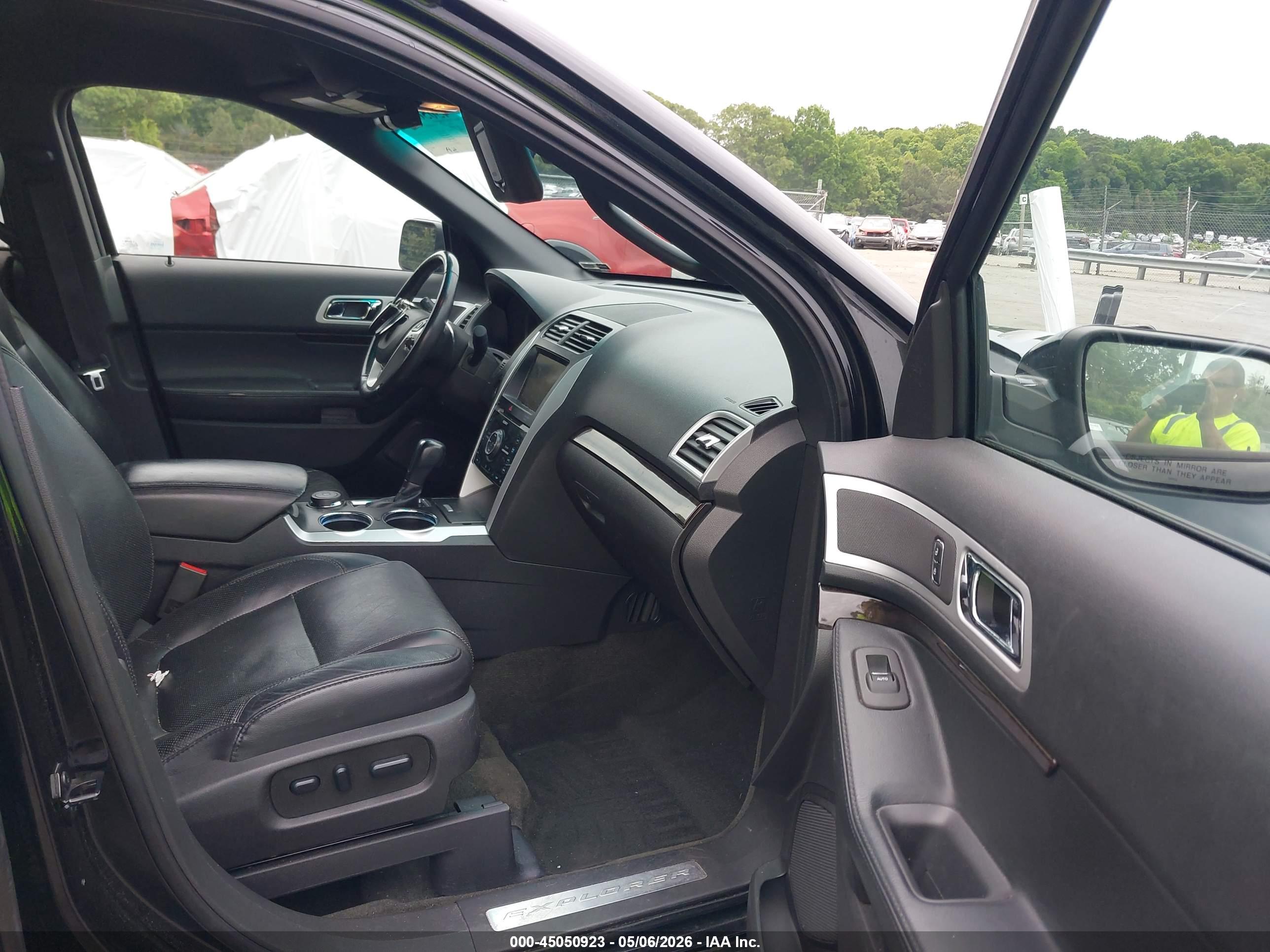 FORD EXPLORER image 5