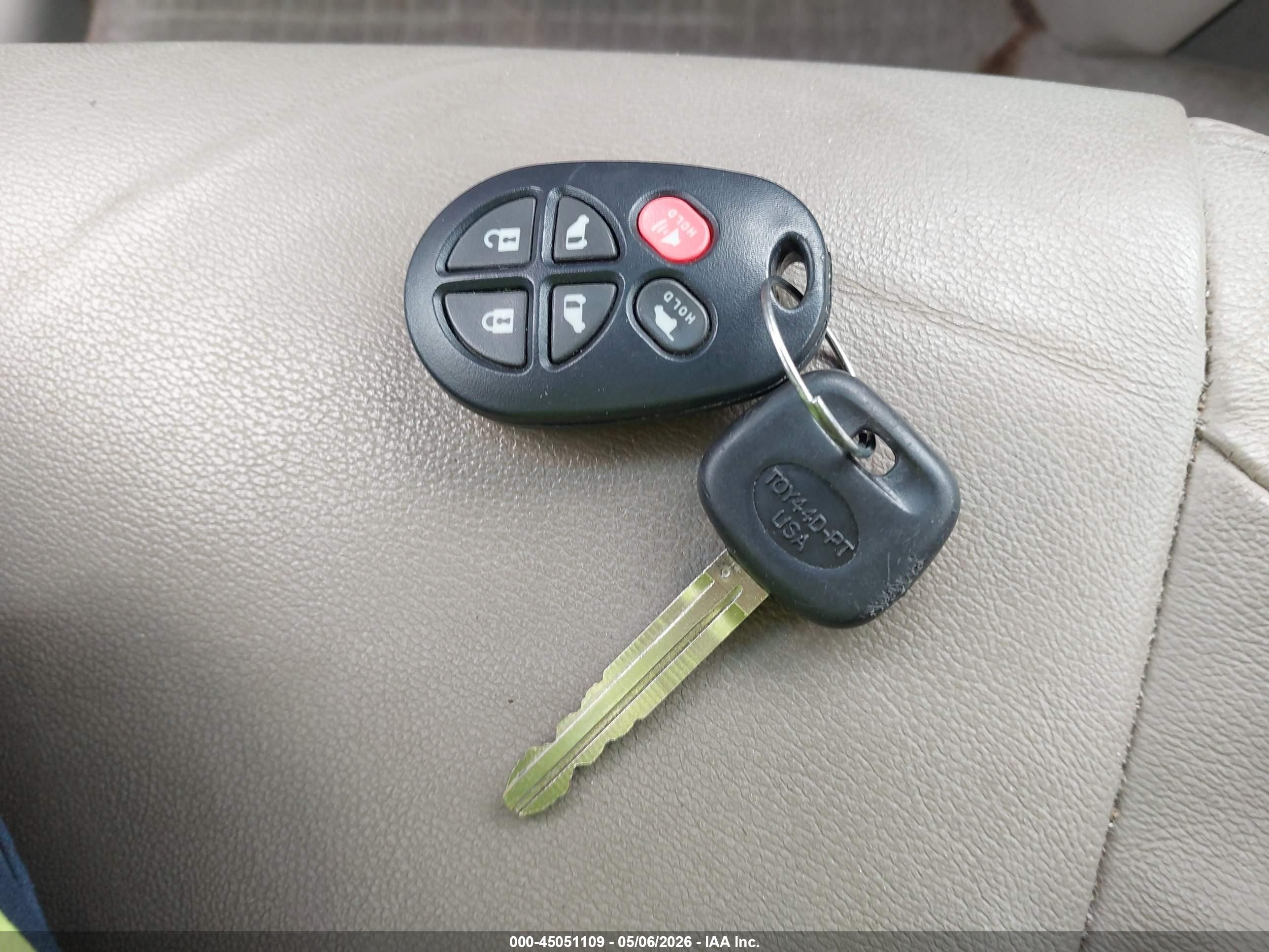 TOYOTA SIENNA image 11