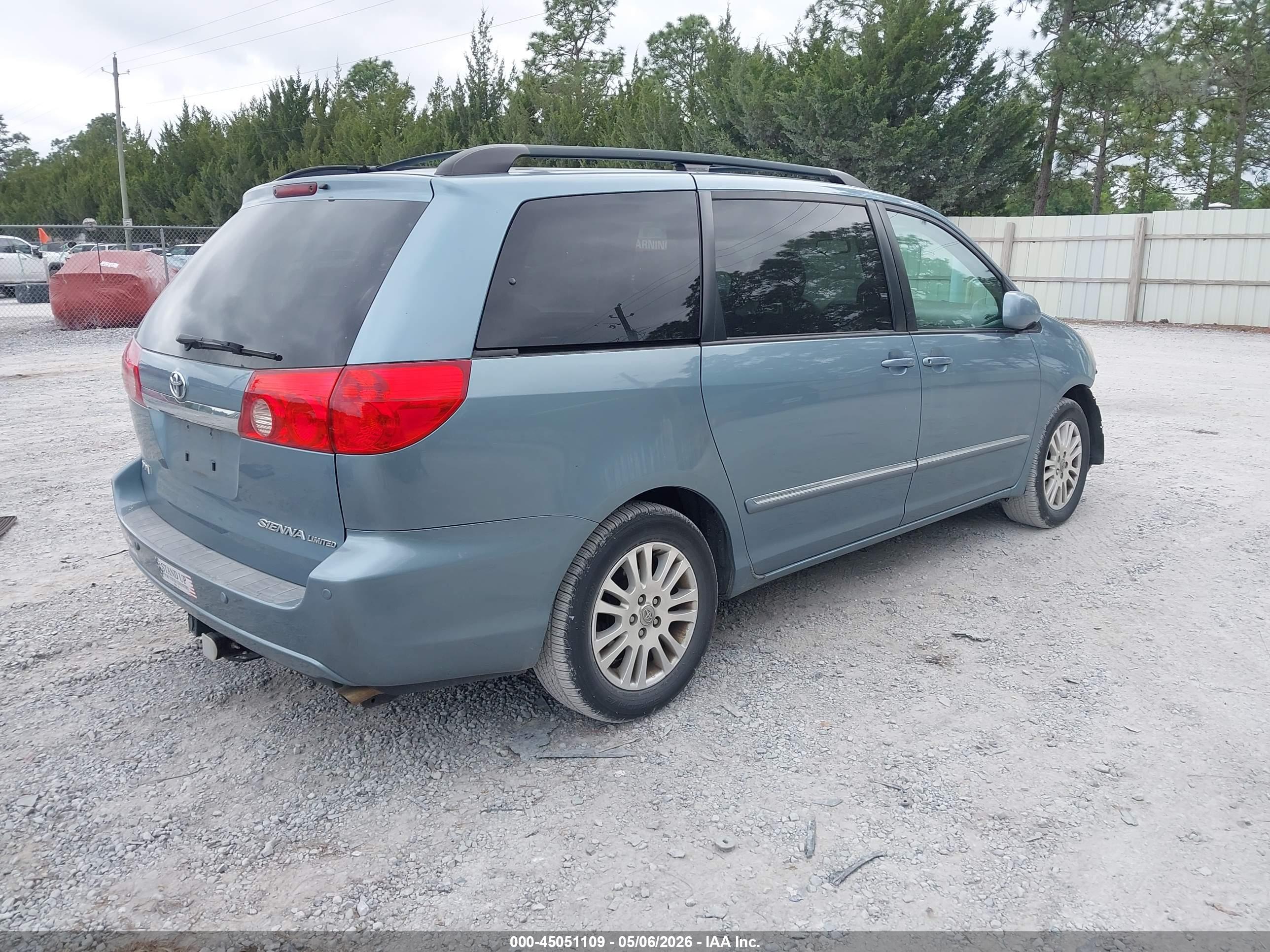 TOYOTA SIENNA image 4