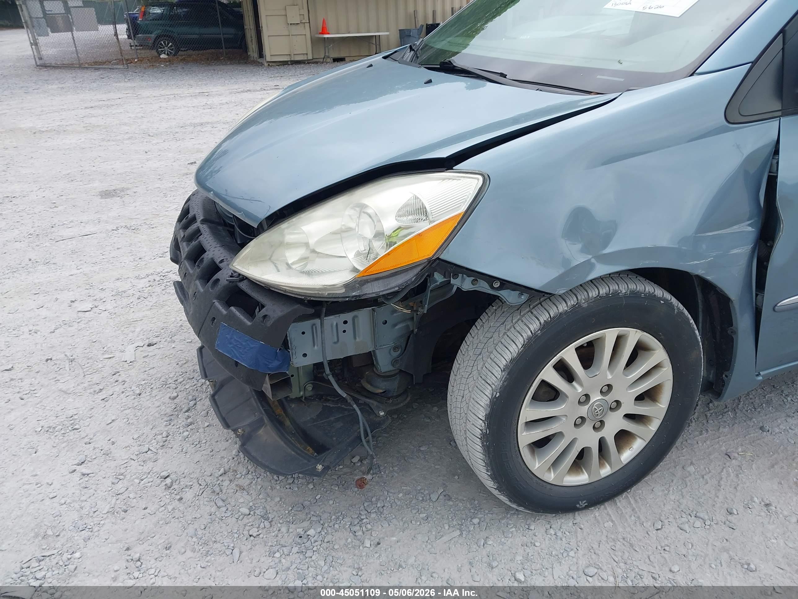 TOYOTA SIENNA image 6