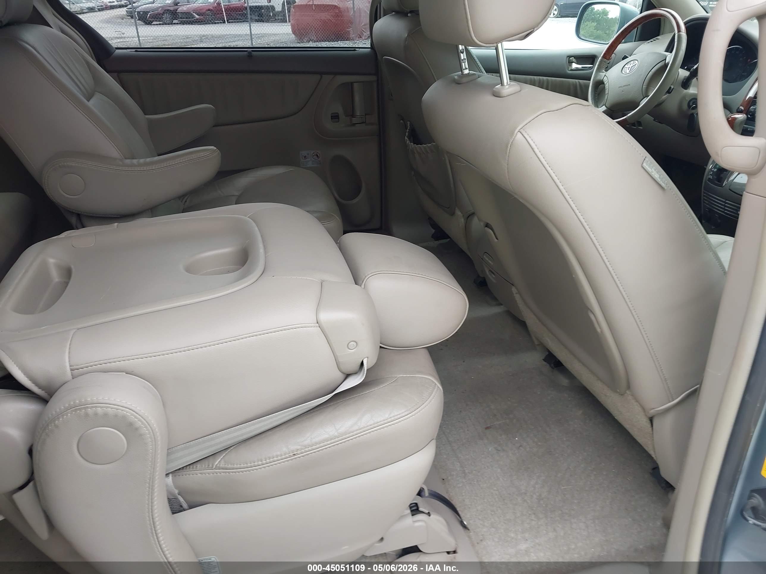 TOYOTA SIENNA image 8
