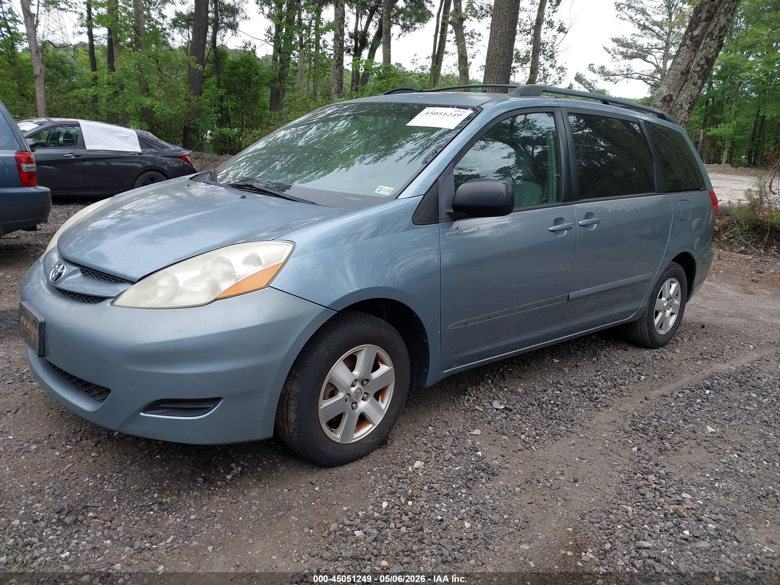 TOYOTA SIENNA image 2