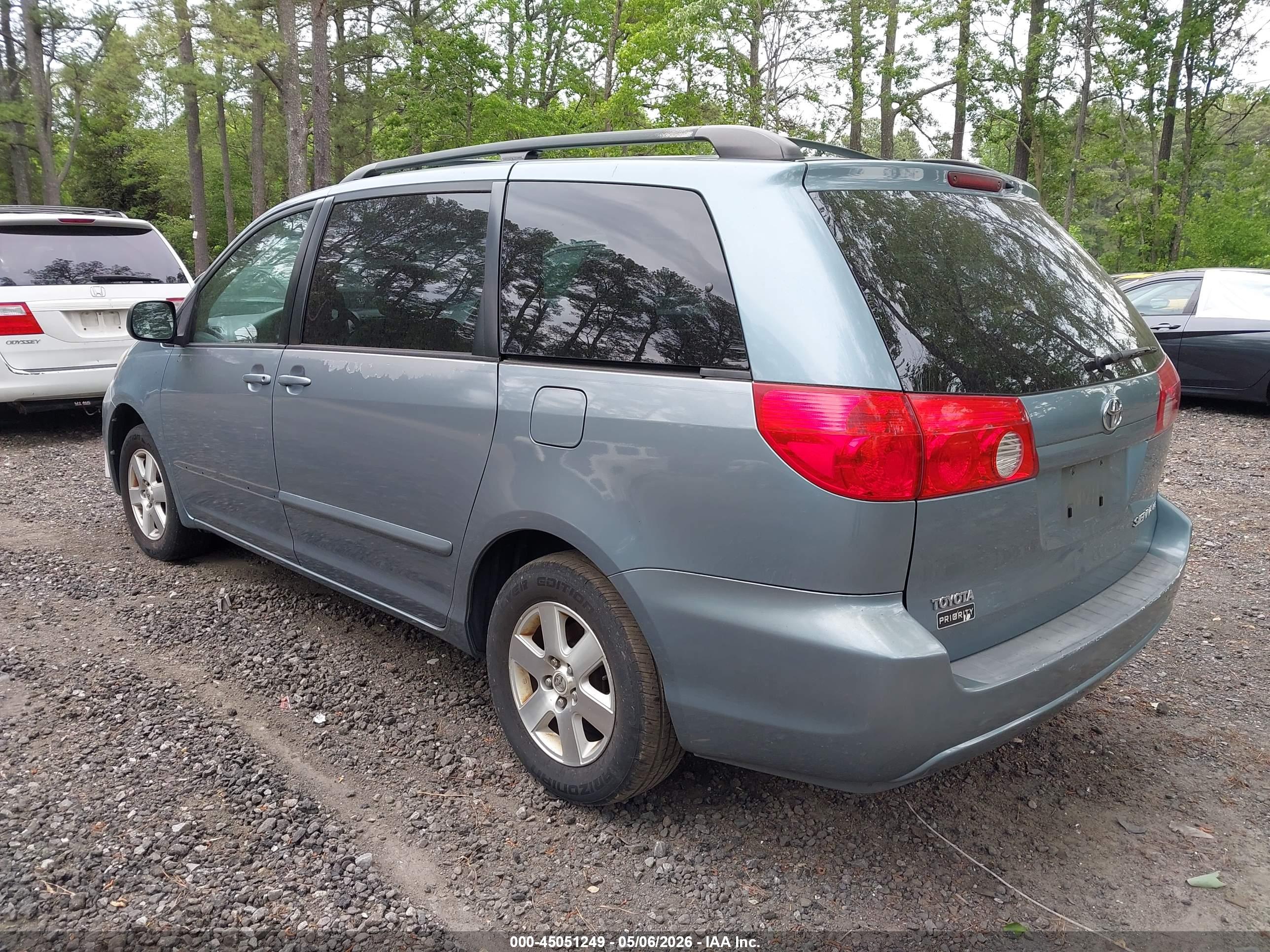 TOYOTA SIENNA image 3