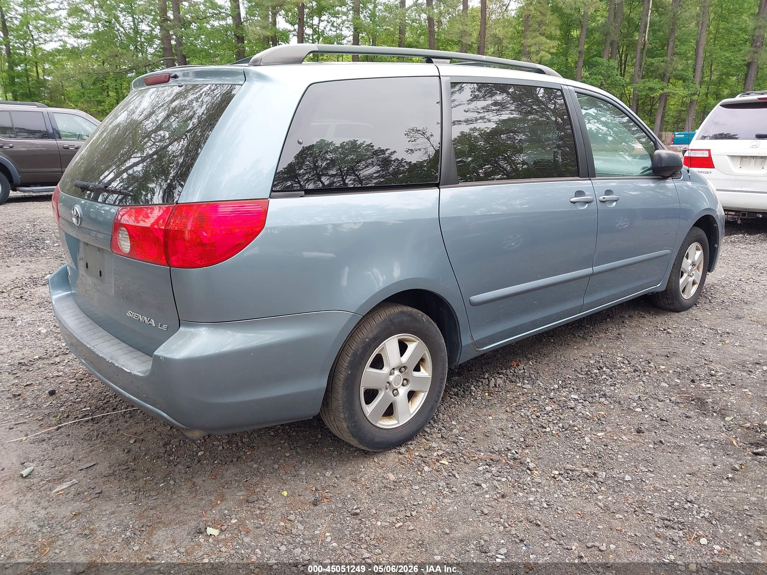 TOYOTA SIENNA image 4