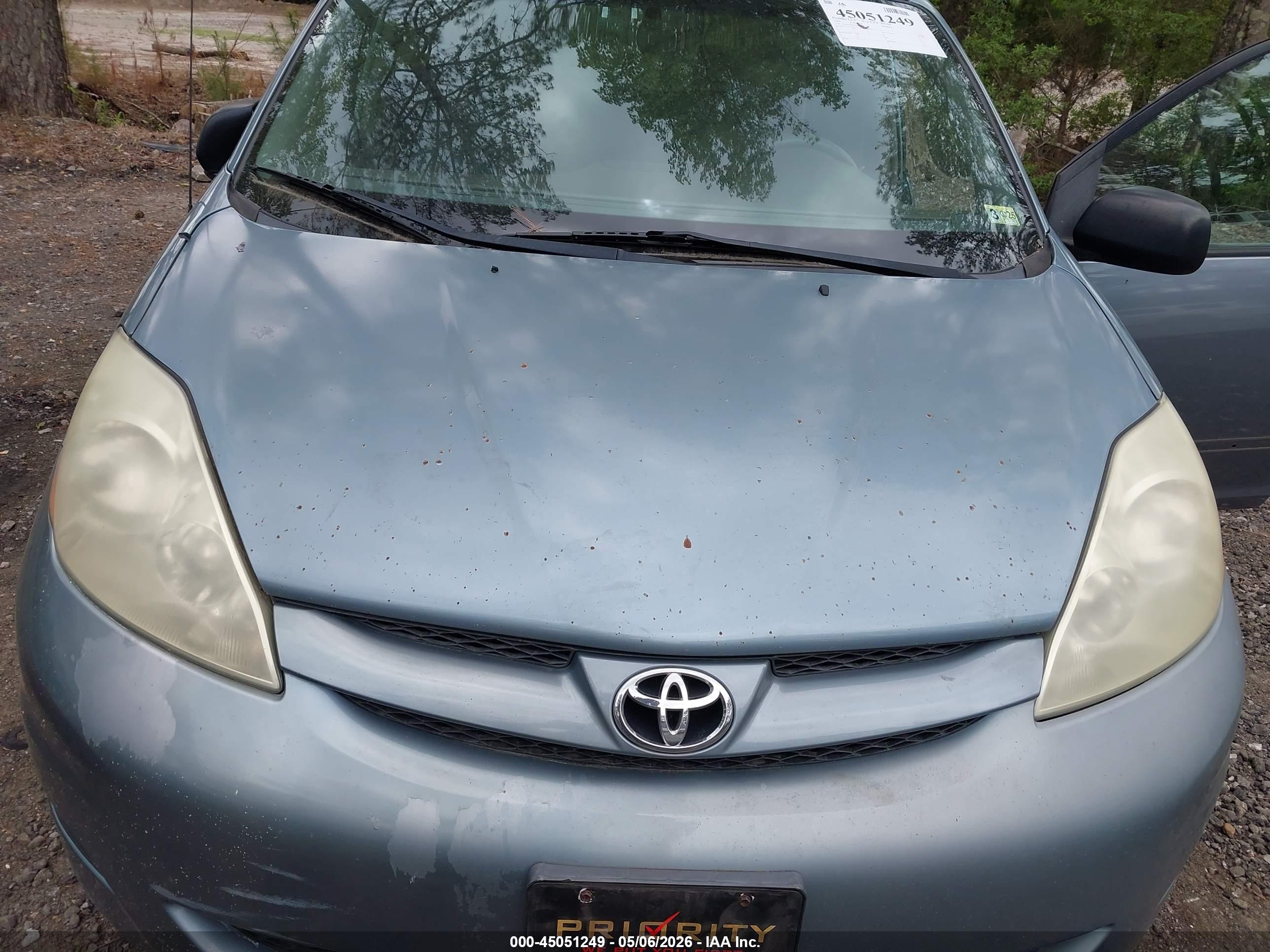 TOYOTA SIENNA image 6