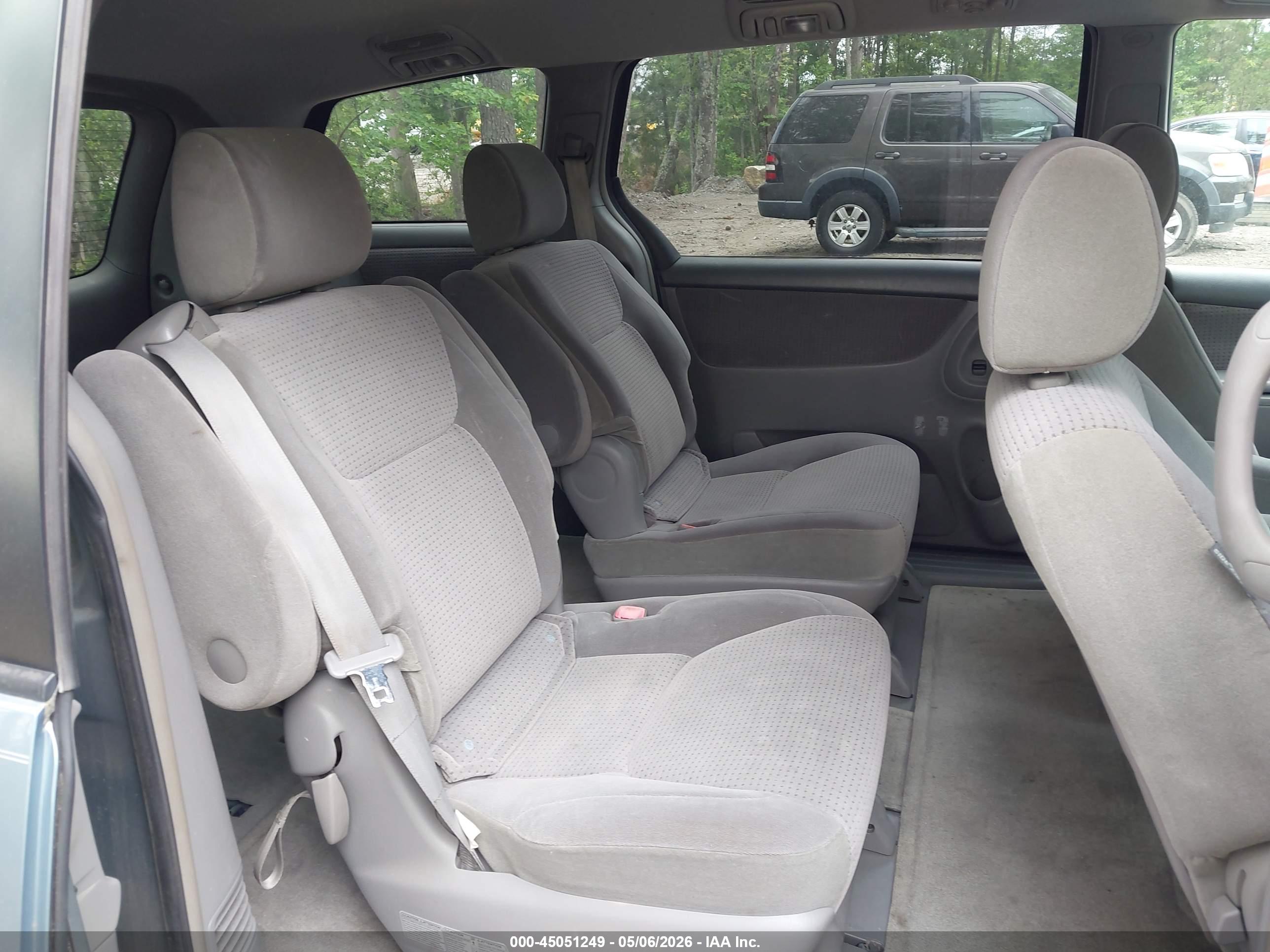 TOYOTA SIENNA image 8