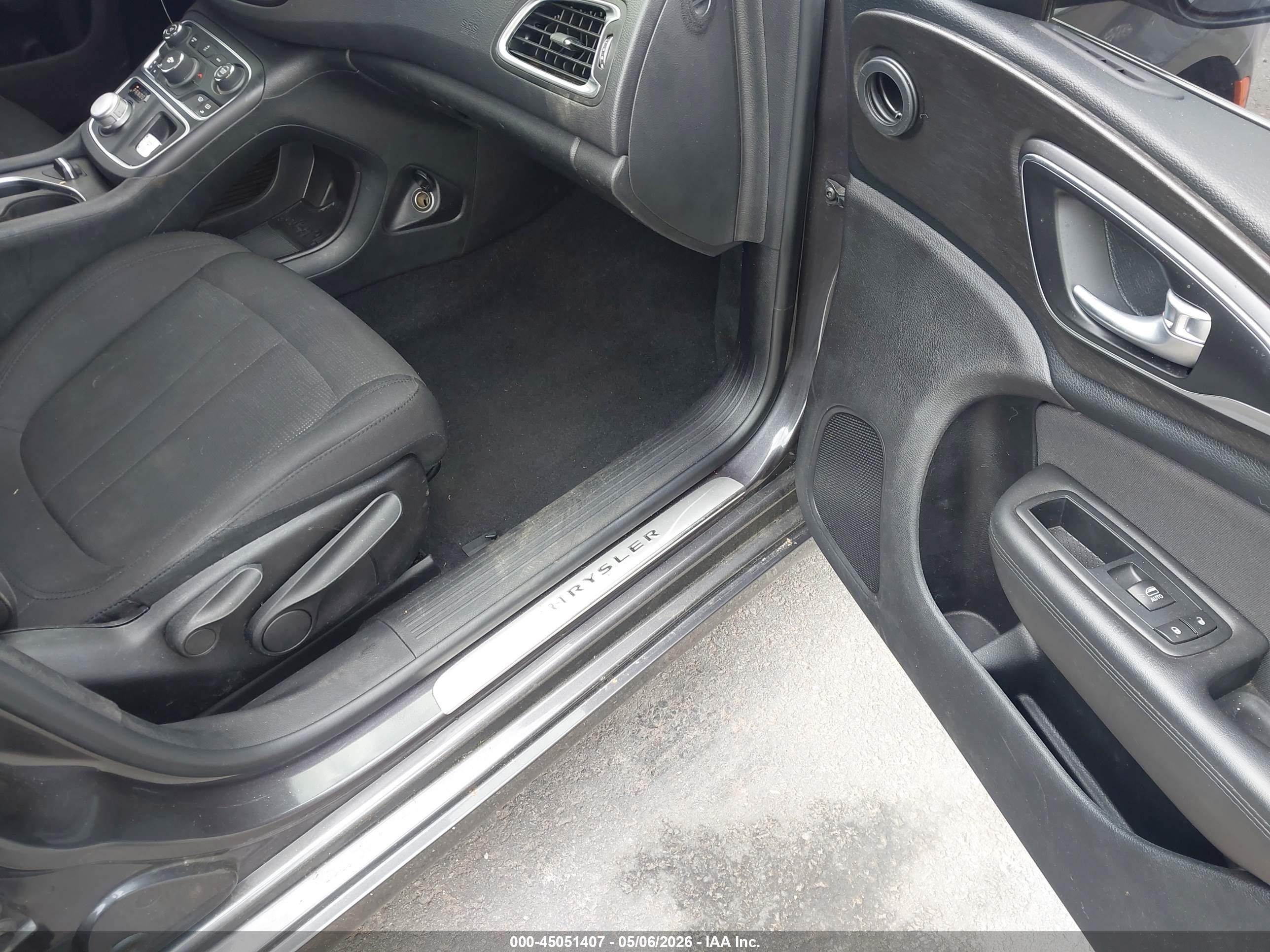 CHRYSLER 200 image 5