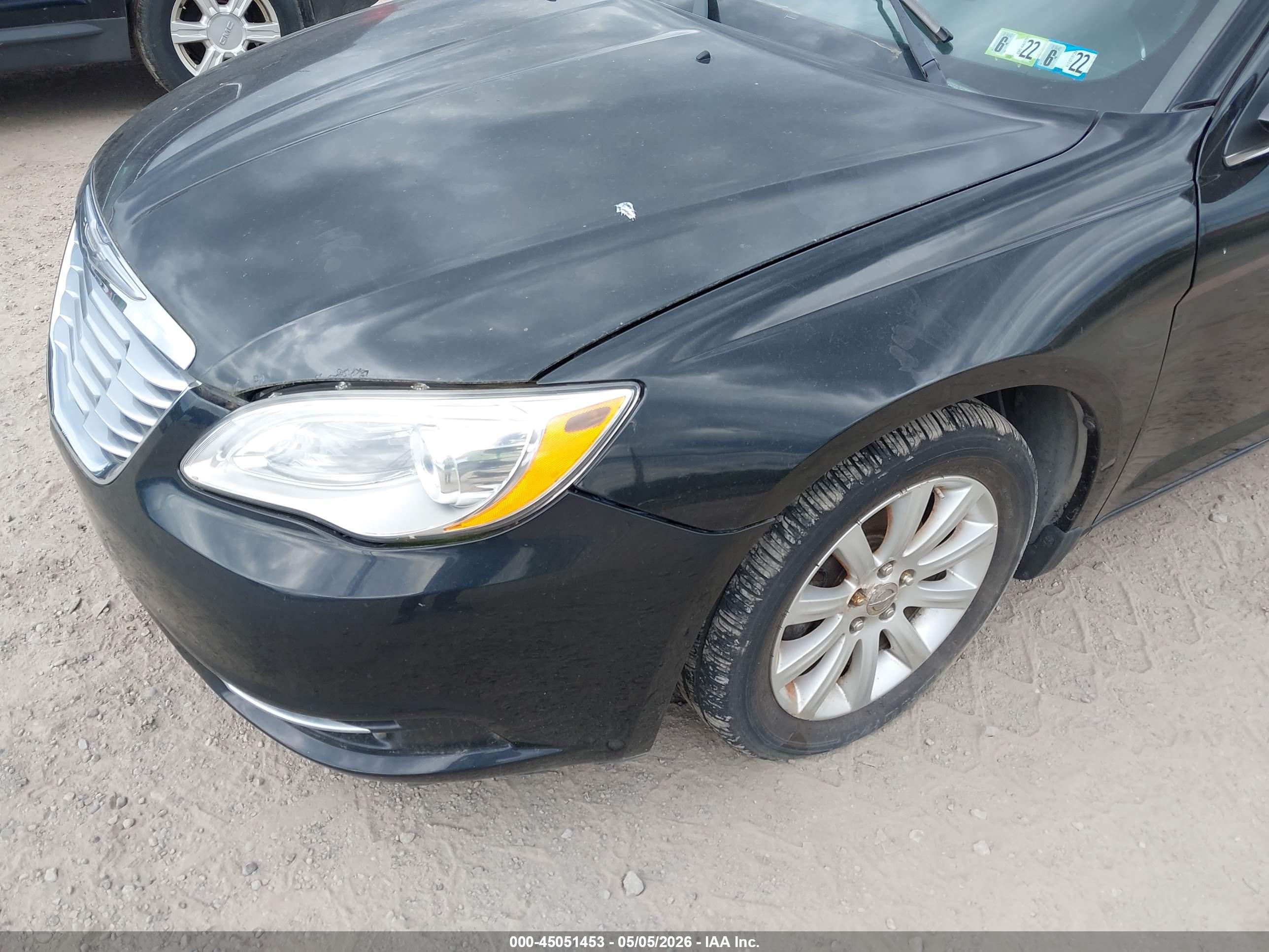CHRYSLER 200 image 6