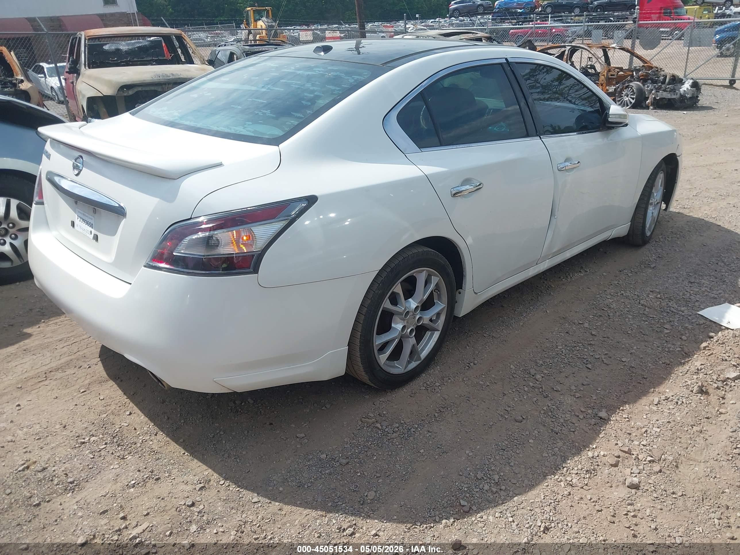 NISSAN MAXIMA image 4