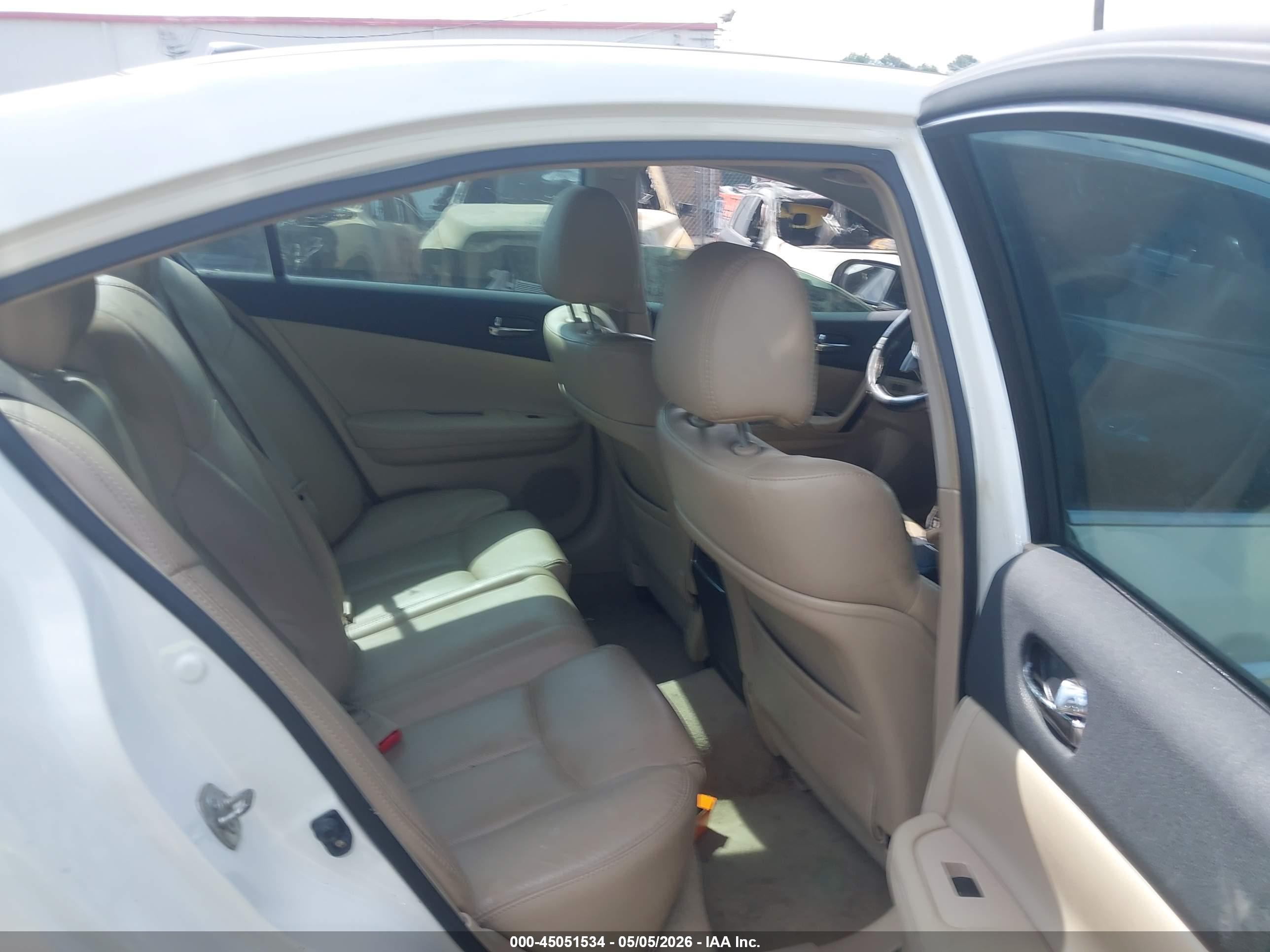 NISSAN MAXIMA image 8