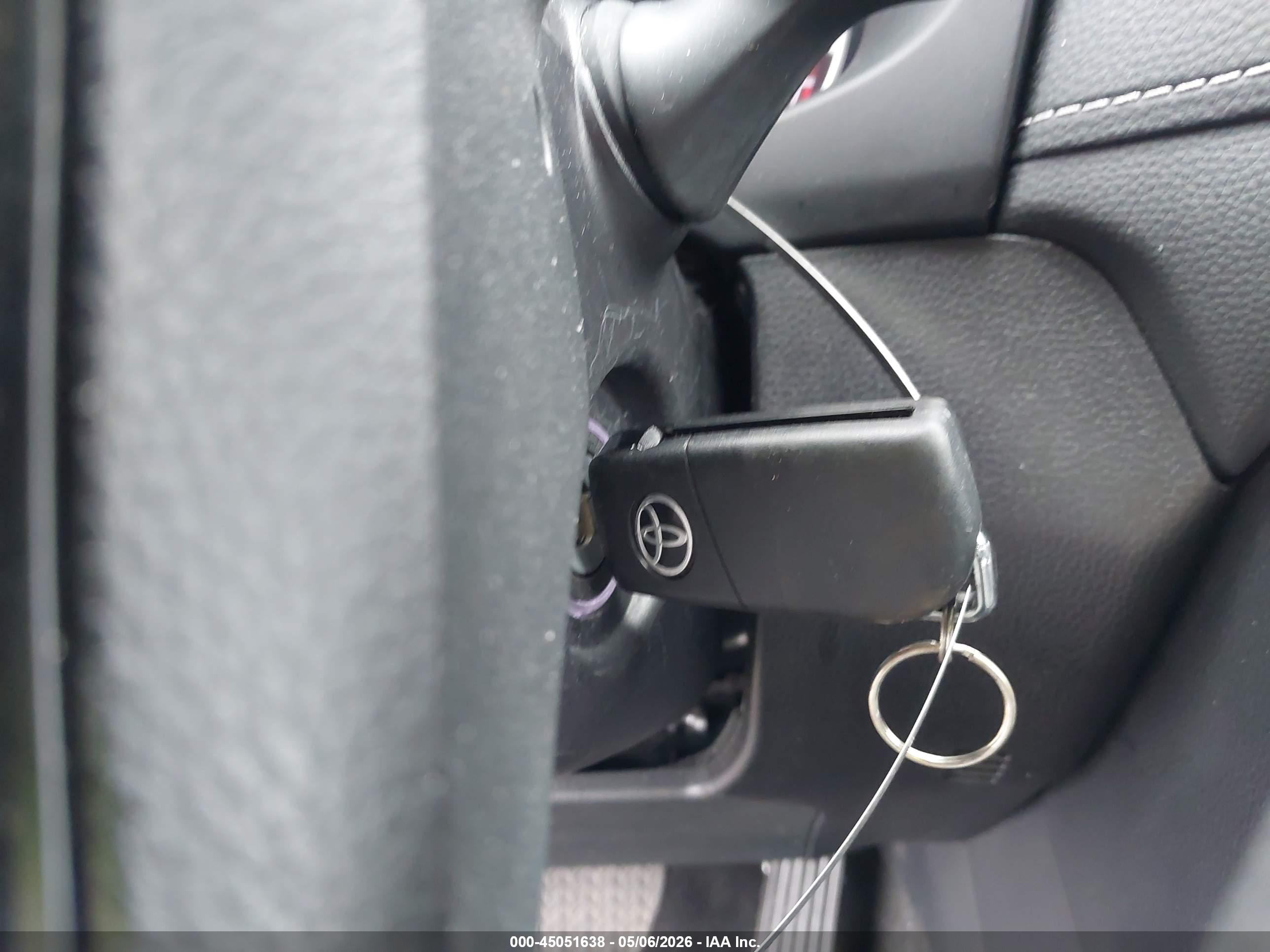 TOYOTA RAV4 image 11