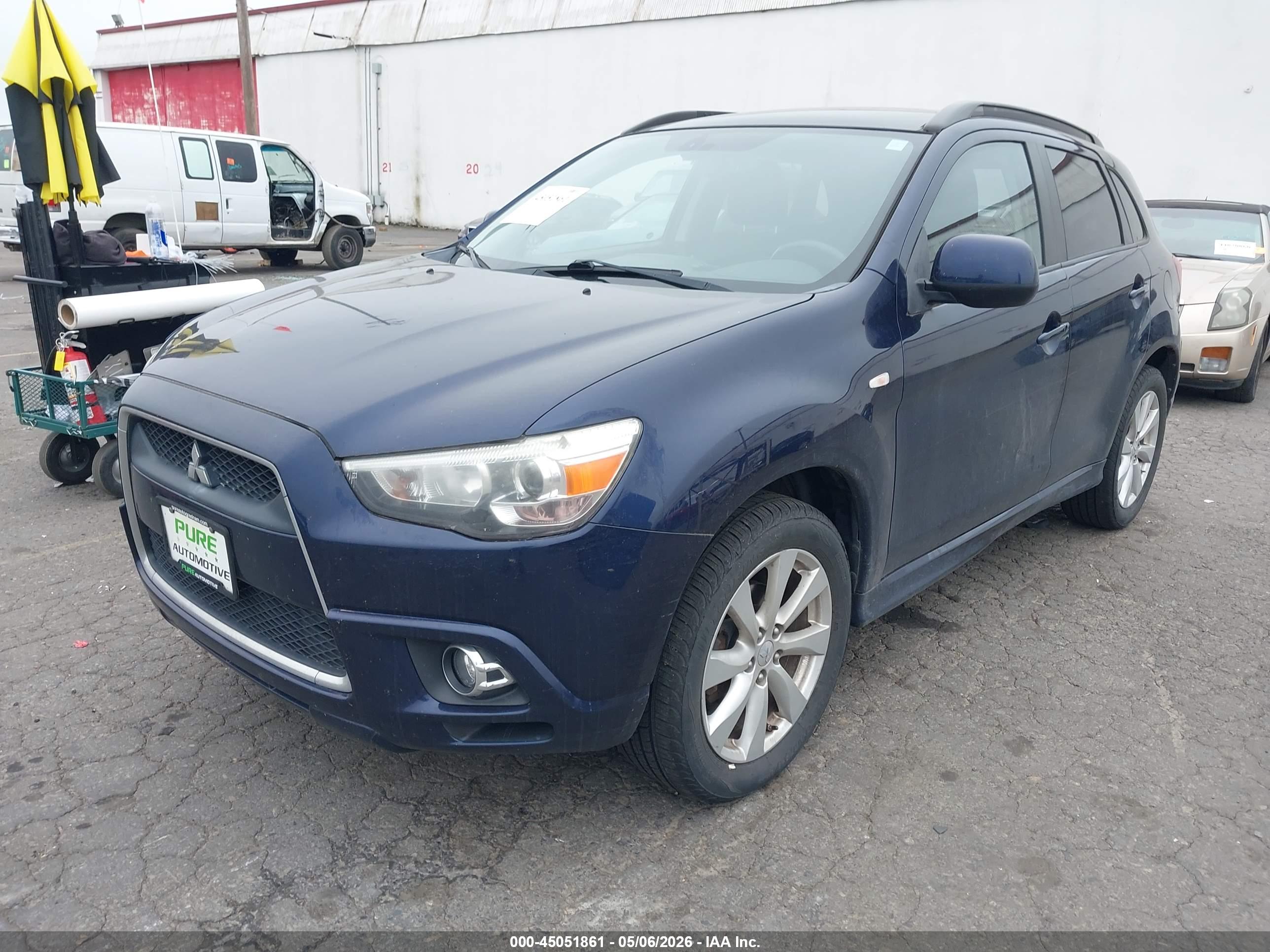 MITSUBISHI OUTLANDER image 2