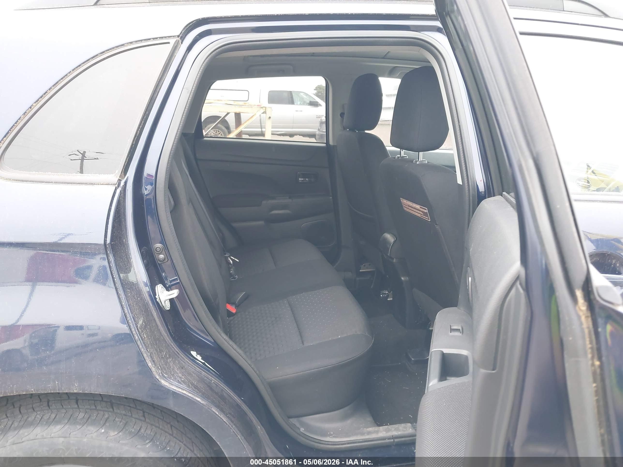 MITSUBISHI OUTLANDER image 8