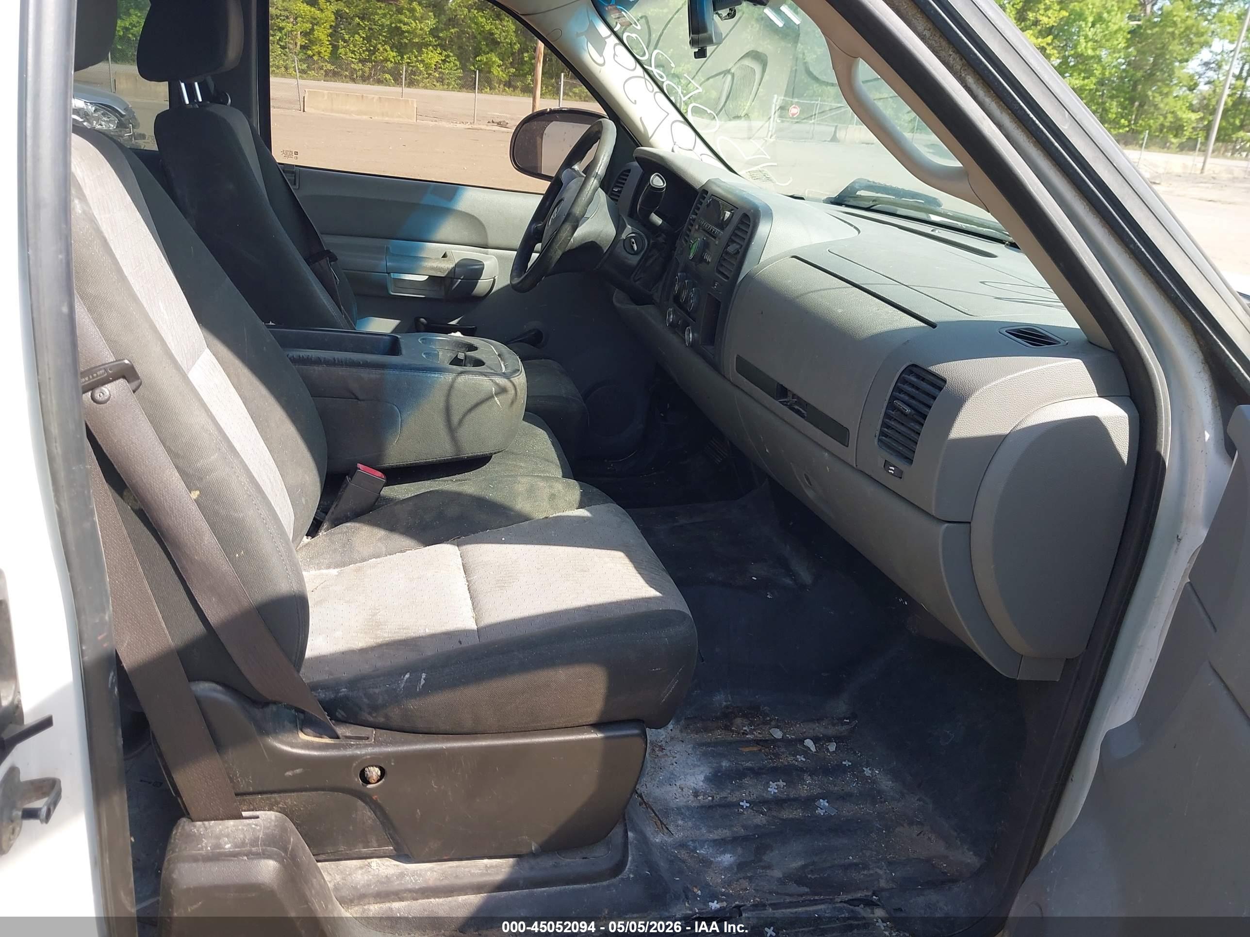 CHEVROLET SILVERADO image 5