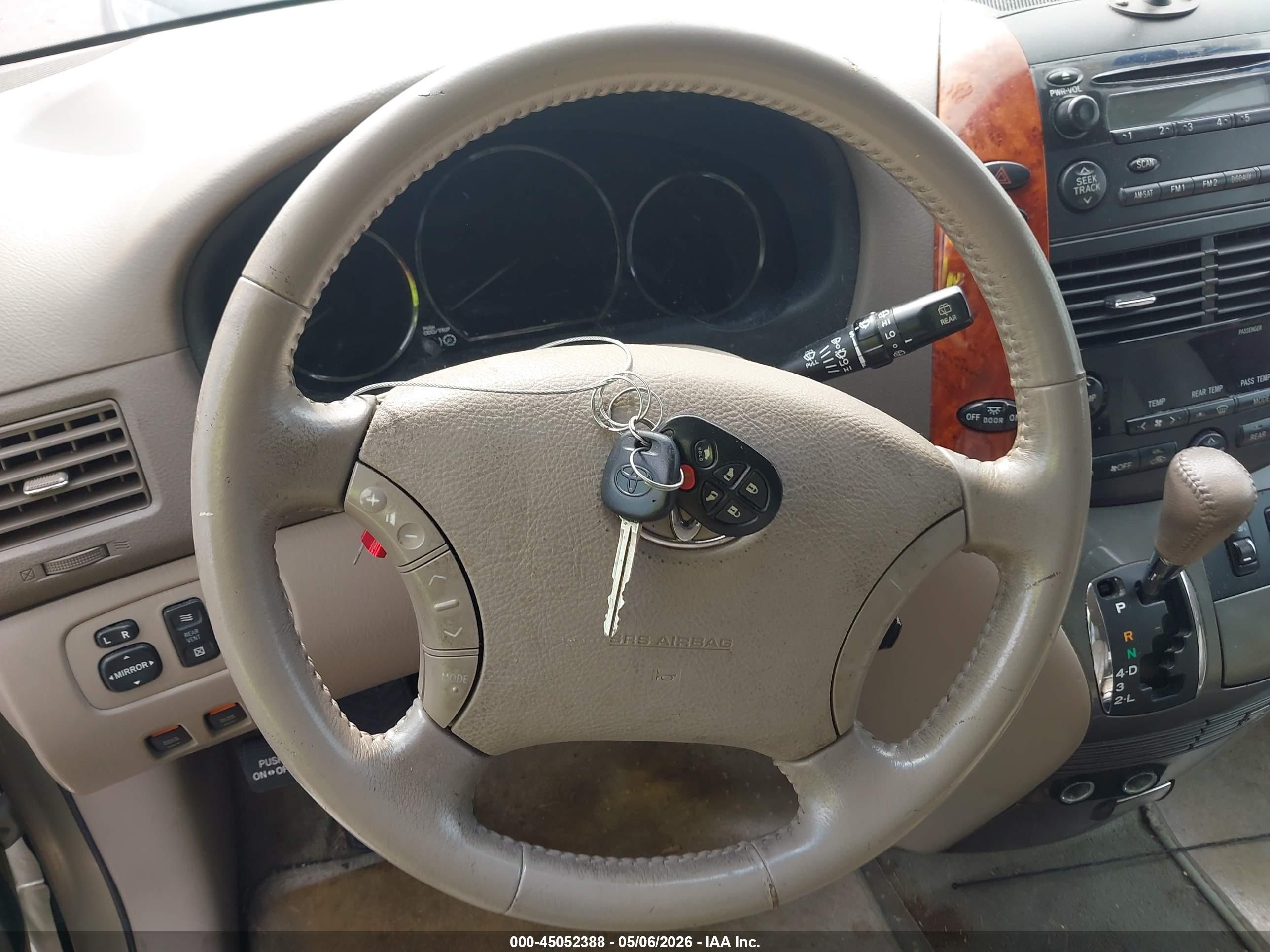 TOYOTA SIENNA image 11