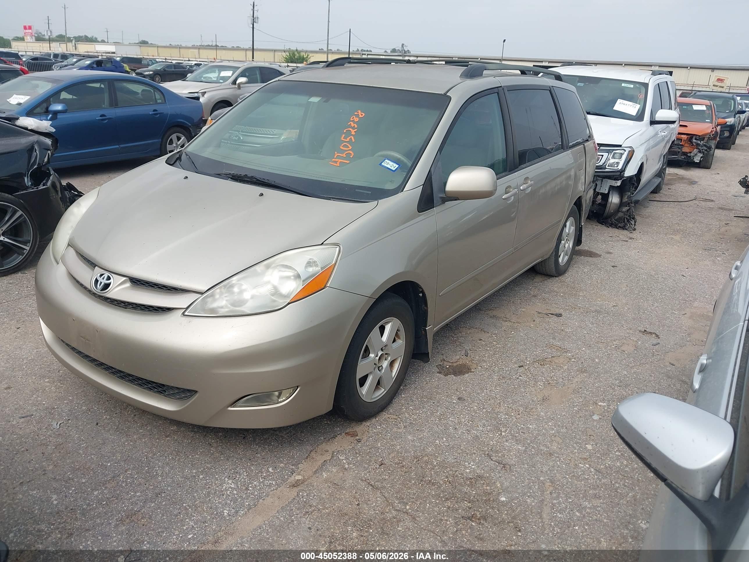TOYOTA SIENNA image 2