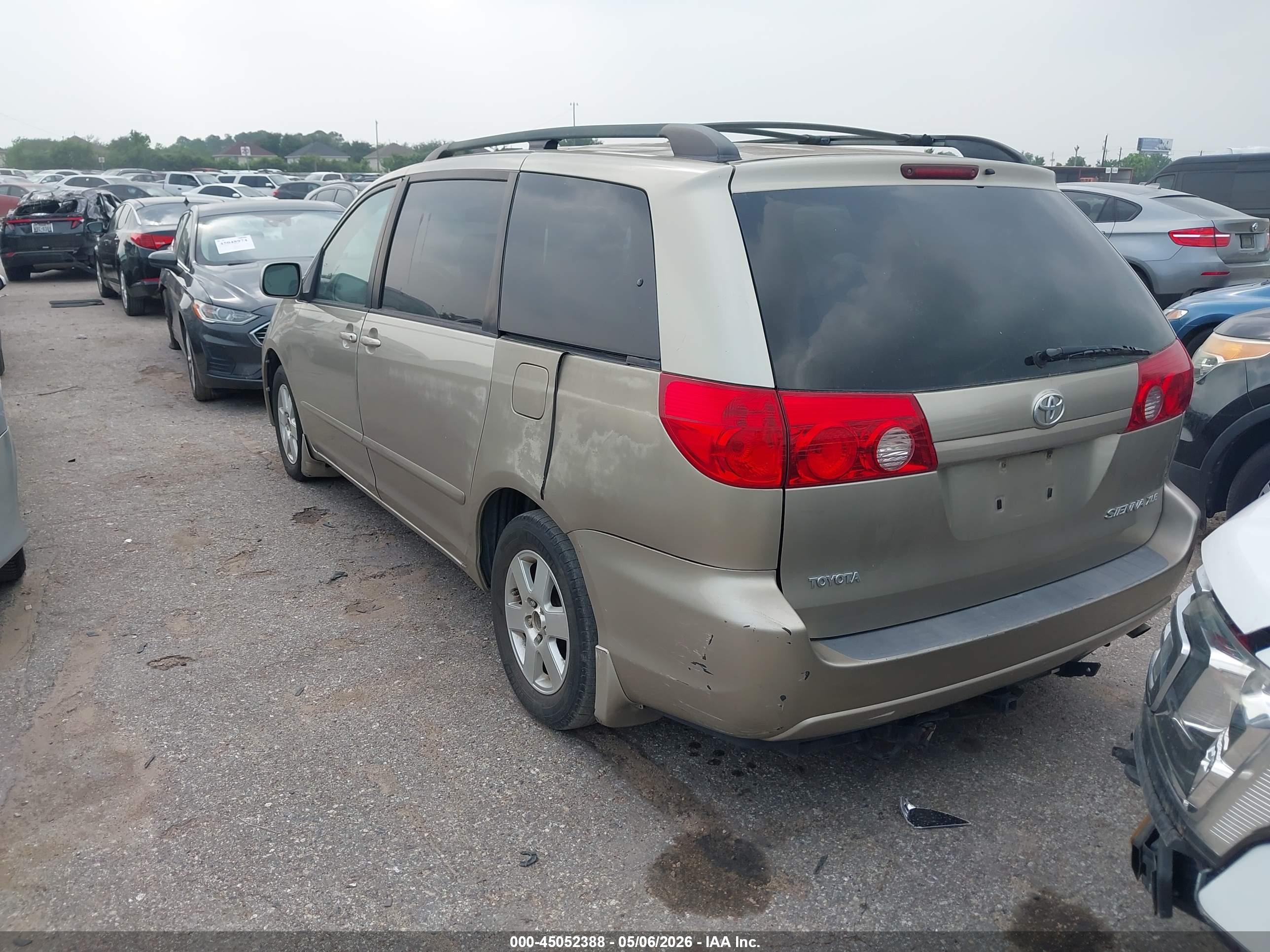 TOYOTA SIENNA image 3