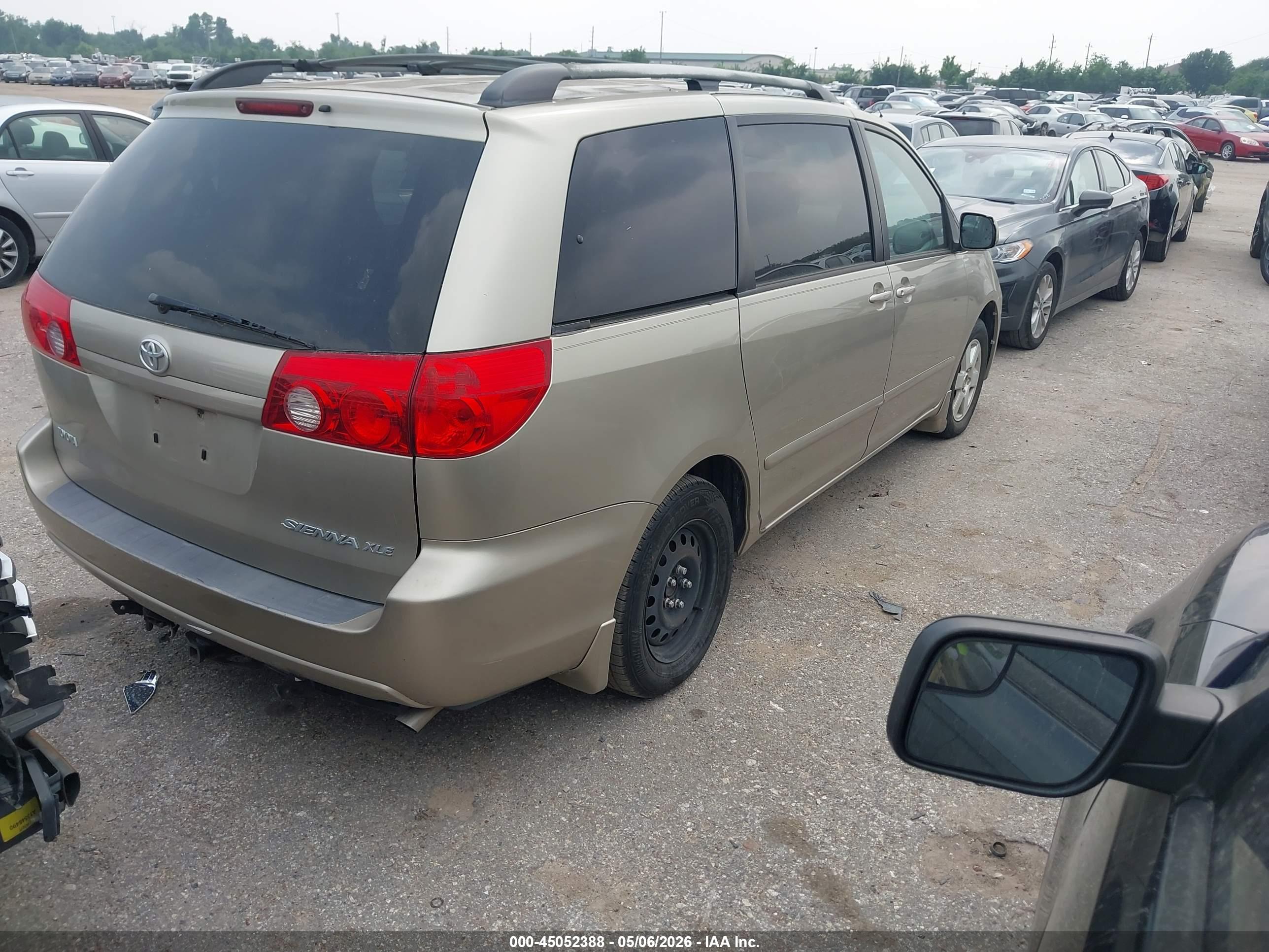 TOYOTA SIENNA image 4