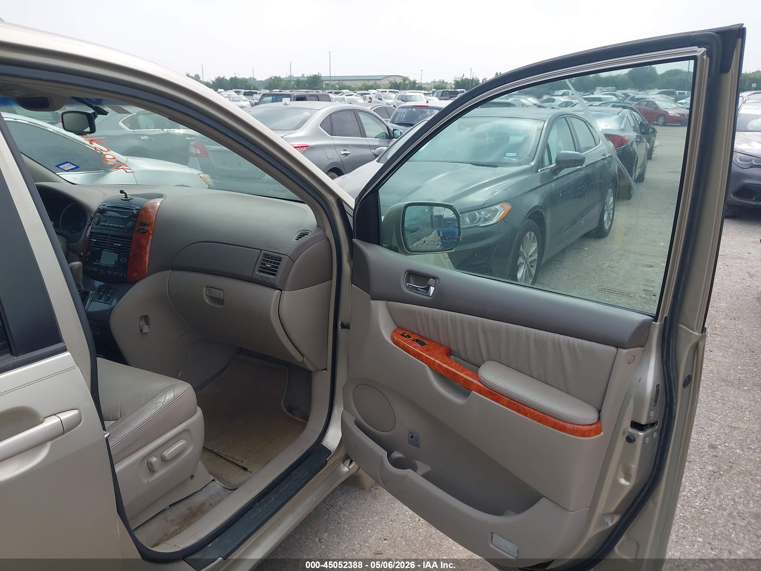 TOYOTA SIENNA image 5