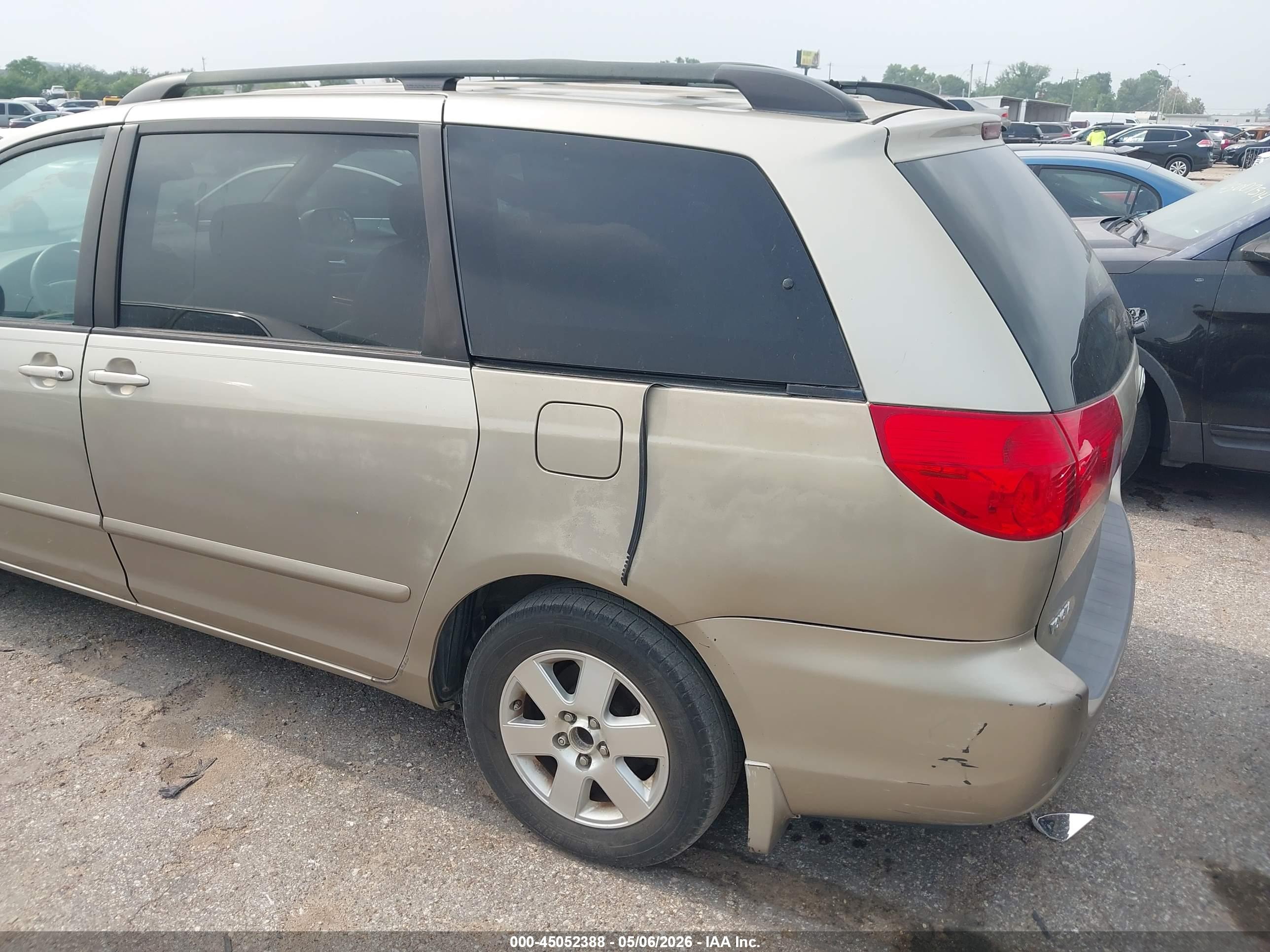 TOYOTA SIENNA image 6